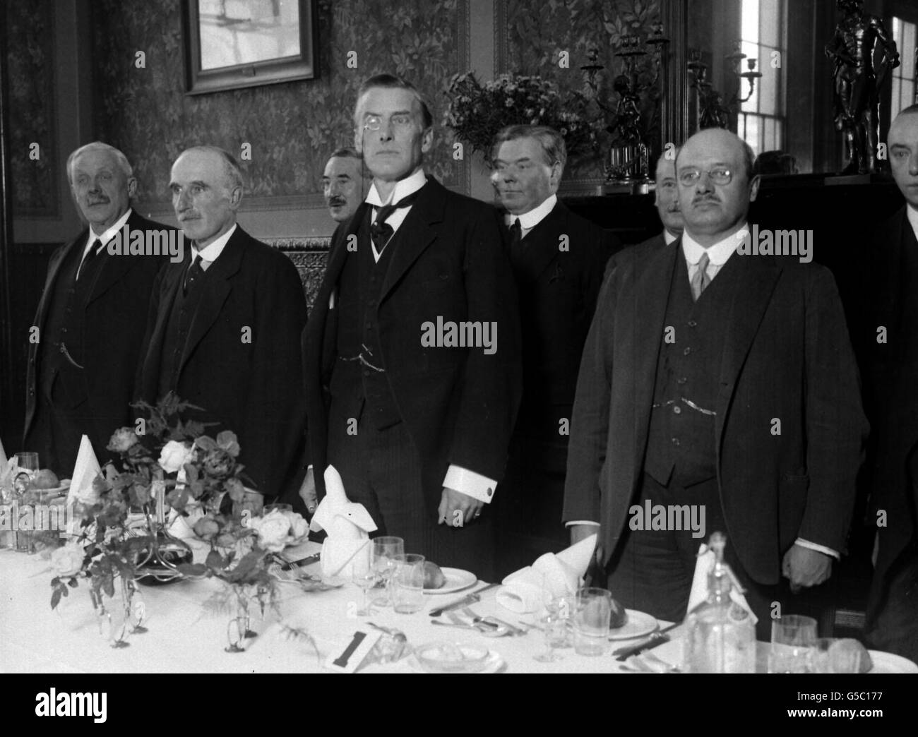 M. Austen Chamberlain (centre, monocle) a prononcé un discours important au Midland Conservative Club de Birmingham. 8/6/01: William Hague est devenu le premier chef conservateur depuis le chef des années 1920, Austen Chamberlain, à ne pas devenir Premier ministre. * tous les autres dirigeants conservateurs du XXe siècle ont réussi à le faire au 10 Downing Street. 13/9/01: Iain Duncan Smith a élu chef conservateur. Banque D'Images