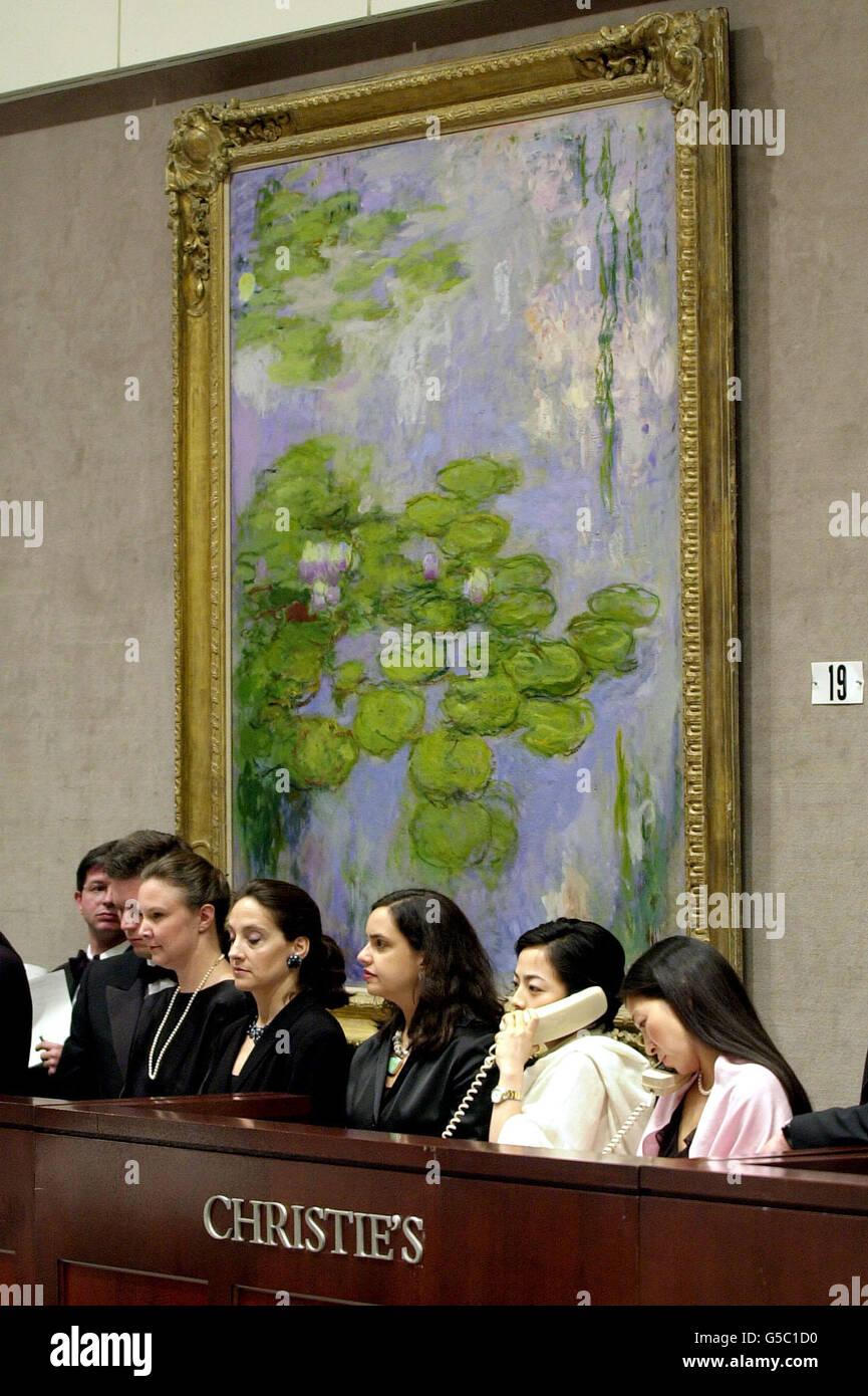 'Nympheas' de Claude Monet vendu pour 9 millions de dollars US à une vente aux enchères d'art impressionniste et moderne, à Christie's à New York.C'était la vente la plus chère le soir où la plupart des œuvres d'art se vendaient en dessous de leur estimation.* ce Monet a été estimé à vendre pour 10-15 millions de dollars US, alors que les enchères sur un Picasso sans estimation a été arrêté à 24 millions de dollars US, sans vente.Les employés de Christie parlent aux soumissionnaires téléphoniques. Banque D'Images