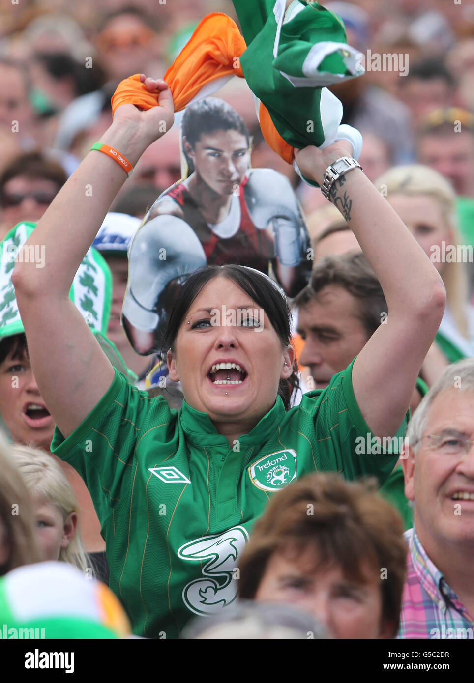 Jeux Olympiques de Londres - jour 13.Des milliers de personnes se tournent vers l'Irish Boxer Katie Tayor pour gagner l'or olympique sur de grands écrans dans sa ville natale de Bray, comté de Wicklow. Banque D'Images