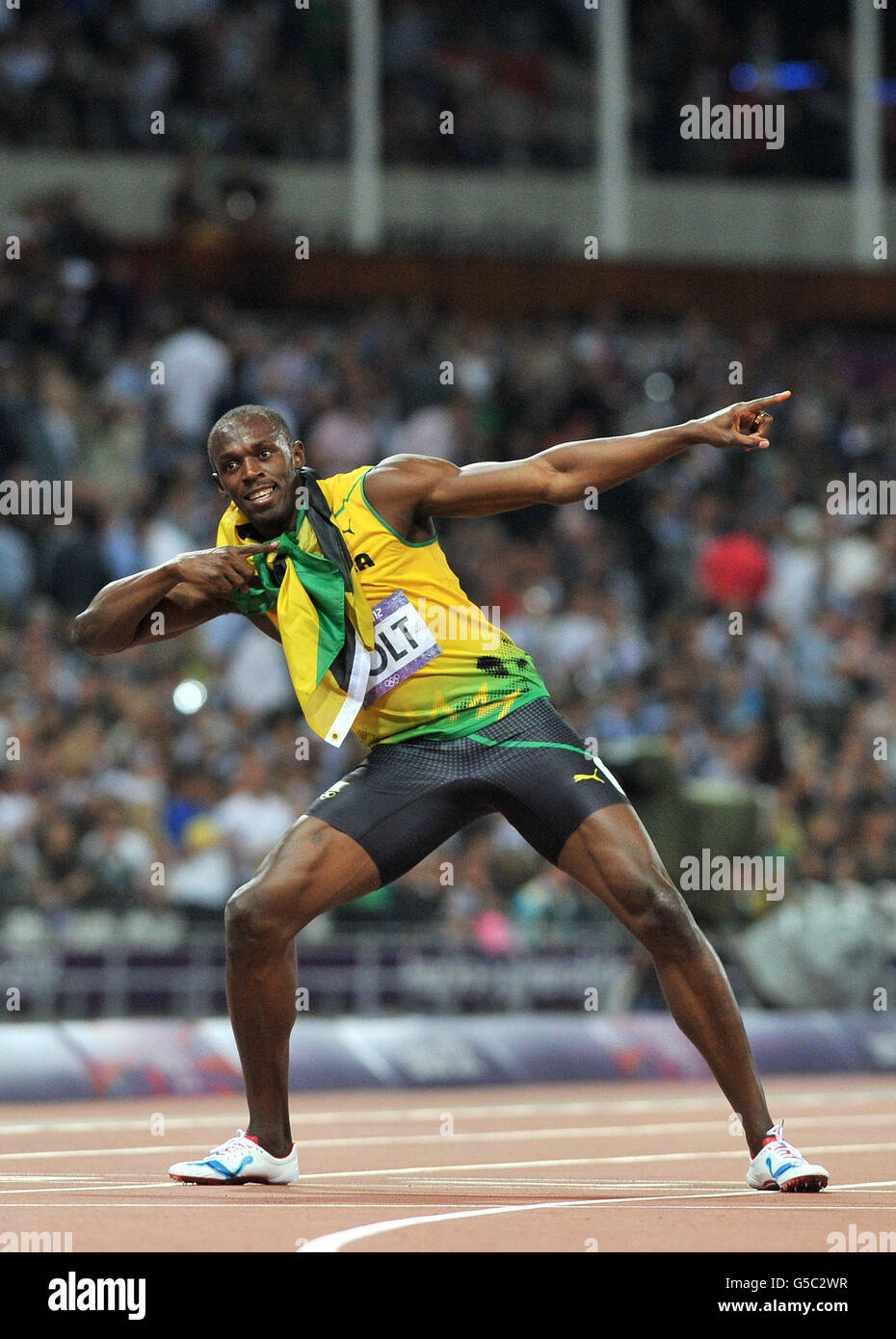 Usain Bolt de la Jamaïque fait sa marque de fabrique « Lightning Bolt » après avoir remporté la médaille d'or lors de la finale hommes de 200 m au stade olympique de Londres. Banque D'Images