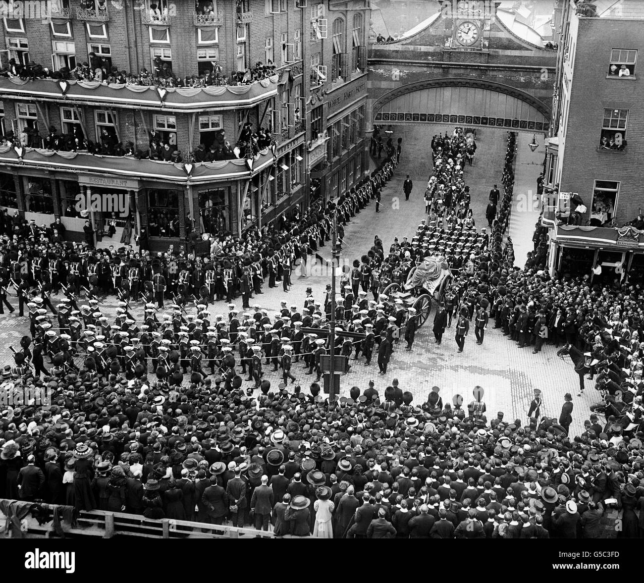 FUNÉRAILLES D'EDWARD VII : le cortège funéraire du roi Edward VII arrive à Windsor, dans le Berkshire, pour l'enterrement du roi. Banque D'Images