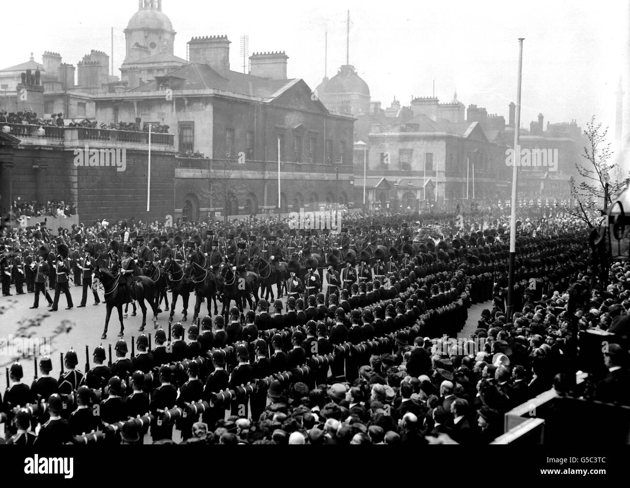 1910: La procession funéraire du roi Edward VII sort de Horse Guards Parade à Whitehall, Londres, sur son chemin à l'abbaye de Westminster pour le service funéraire. Le cercueil du roi tardif est porté sur un chariot à canon. Banque D'Images