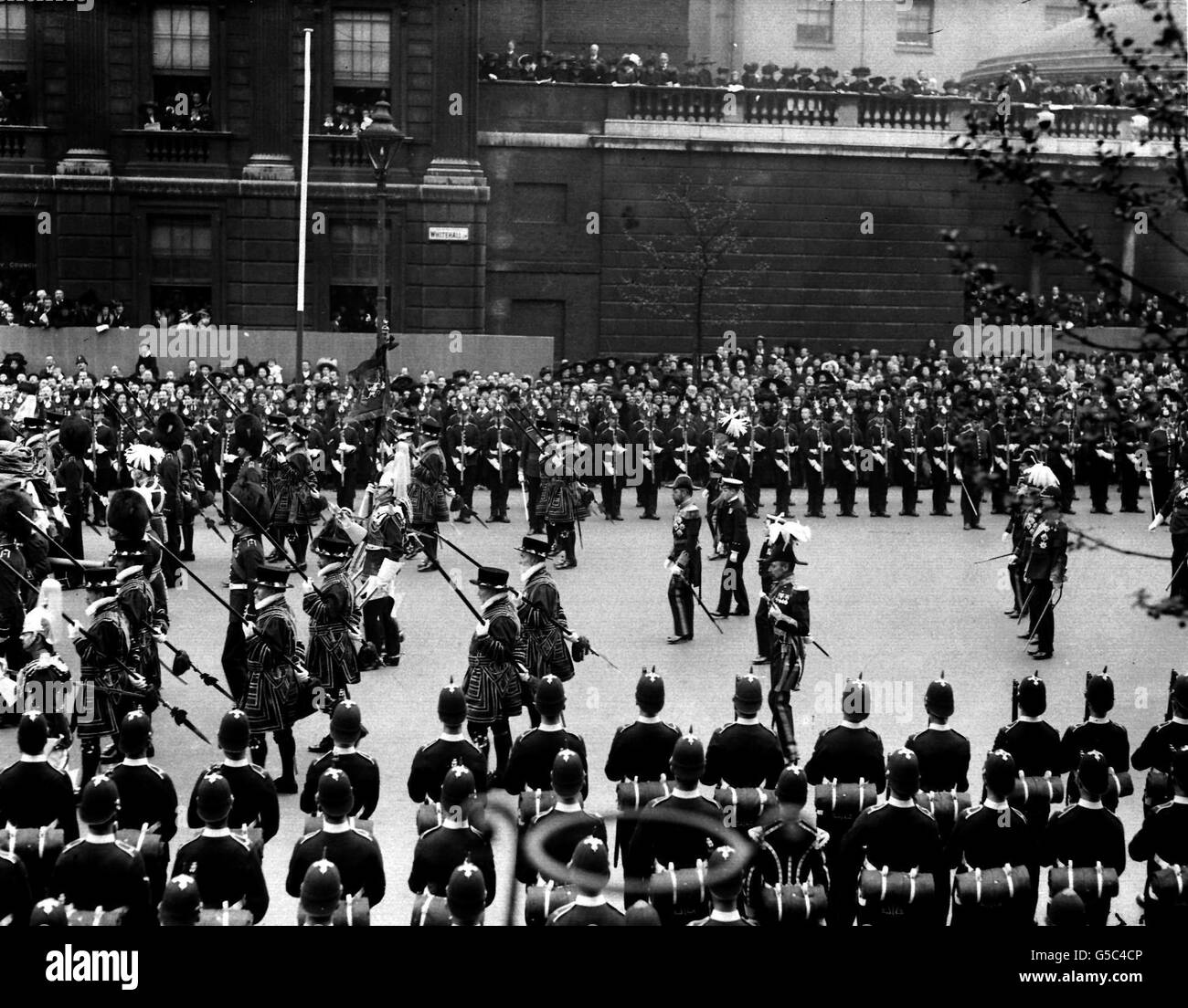 1910 : la procession funéraire du roi Édouard VII Le cortège passe dans Whitehall depuis Horse Guards Parade sur son chemin vers l'abbaye de Westminster. Au centre se trouvent le roi George V et son fils, le prince de Galles (en uniforme naval). Le cercueil est porté sur un chariot de canon. Banque D'Images