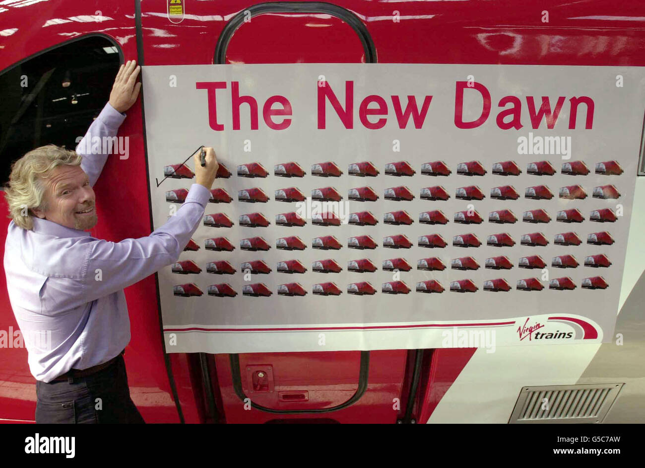 Sir Richard Branson lors du lancement à la gare d'Euston, Londres, du train Voyager diesel de Virgin trains, les nouveaux trains à 125 km/h avaient pour but de réduire les temps de trajet sur les routes de la côte ouest et de CrossCountry de Virgin Rail.* avec un système audio de type compagnie aérienne à chaque siège, les trains Voyager sont introduits initialement sur la route CrossCountry Birmingham-Reading-Brighton pour éviter les embouteillages dans la région.Les trains, qui ont une boutique à bord pour remplacer le buffet ancien, transporteront des passagers par un service de navette locale entre Birmingham et Reading et à partir de juillet 22 Banque D'Images