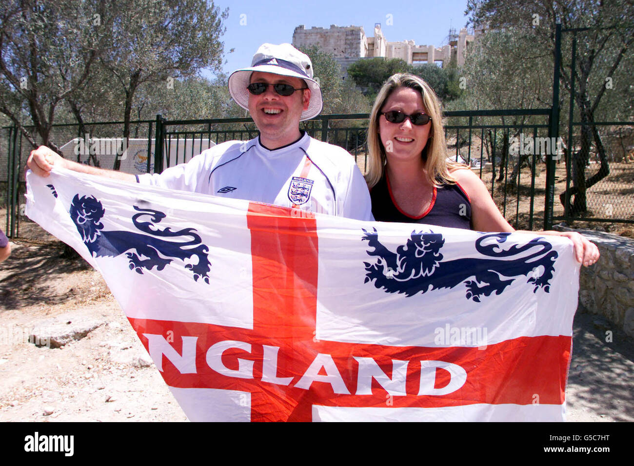 Gauche-droite: Les fans d'Angleterre Gary Carlile et Heidi Tully d'Aston Clinton, Buckinghamshire devant l'Acropole à Athènes, Grèce, avant le match crucial de qualification de la coupe du monde d'Angleterre. *... les autorités grecques ont mis des billets à disposition à divers endroits autour du centre-ville, permettant aux supporters qui arrivent sans eux de se trouver un endroit précieux dans le stade olympique. Banque D'Images