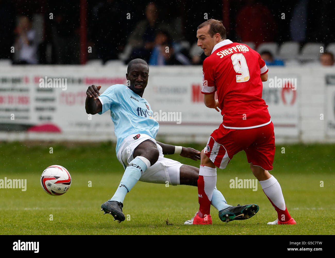 Karl Sheppard (à droite) d'Accrington Stanley en action avec Kevin Amankwaah d'Exeter City pendant le match de npower football League Two au Crown Ground, Accrington. Banque D'Images