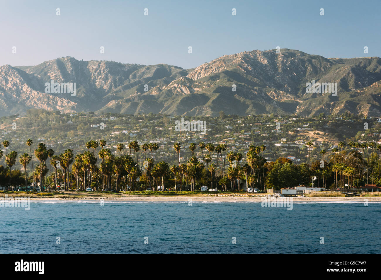 Vue sur les palmiers sur la côte et les montagnes de Stearn's Wharf, à Santa Barbara, en Californie. Banque D'Images