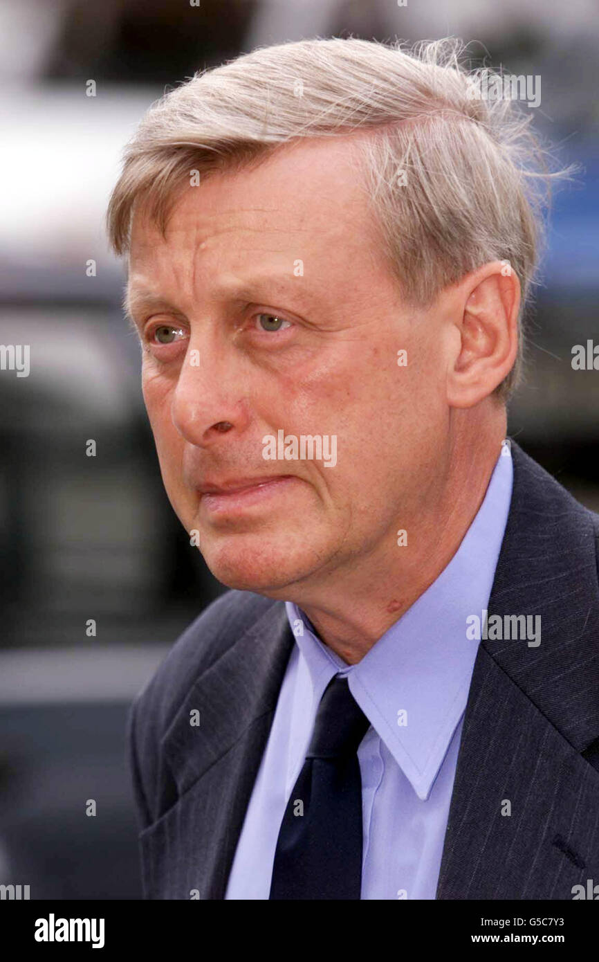 L'enseignant principal de l'école Boundary Oak à Fareham, Hants, Roger Bliss, arrive au tribunal du coroner de Portsmouth pour assister à l'enquête sur la mort de l'élève de neuf ans Elizabeth Bee. *Elizabeth est décédée dans un accident de bateau à l'école dans le port de Portsmouth le 16 septembre 1999, quand elle et huit autres camarades de classe, dont sa sœur jumelle Victoria, ont bondés sur un bateau de 14 pieds de Dory avec M. Dove qui a chaviré. Paul Dove, professeur de sciences, a déclaré à une enquête qu'il avait pensé que les conditions étaient raisonnables lorsqu'il a pris neuf enfants, marins inexpérimentés, dans la leçon. L'enquête a déjà entendu dire que M. Dove avait échoué Banque D'Images