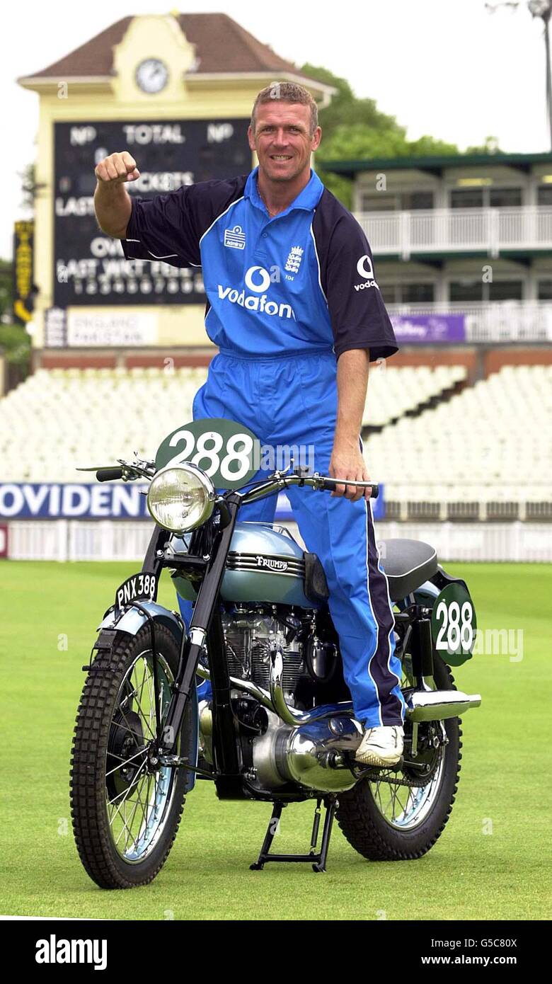 Alec Stewart, capitaine de cricket de l'Angleterre, se prépare à un appel photo à Edgbaston, Birmingham, alors que l'équipe se prépare pour le NatWest Series One Day international contre le Pakistan. La compétition inclut également l'Australie. Banque D'Images