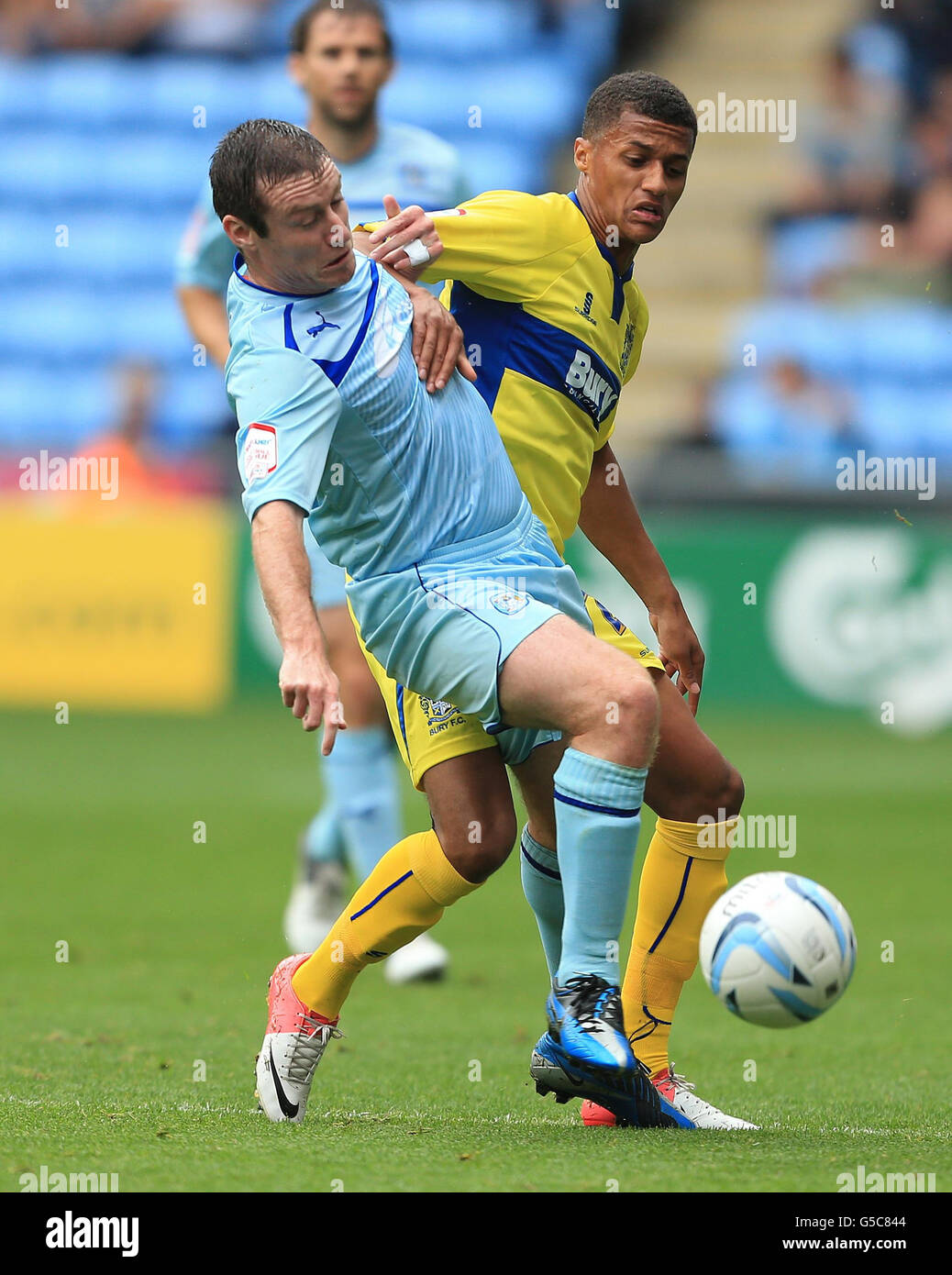 Stephen Elliott de Coventry City et Andrai Jones de Bury (à droite) en action pendant le match de la npower football League One à la Ricoh Arena de Coventry. Banque D'Images