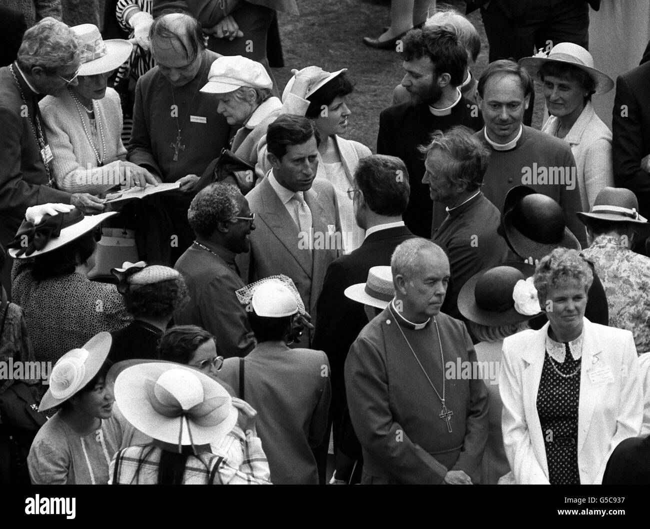 Le Prince de Galles (au centre) discute avec les dirigeants de l'église anglicane, y compris l'archevêque de Cape Town, le très Rév Desmond Tutu (sur les princes à droite) lors d'une fête dans le jardin au palais de Buckingham. Banque D'Images