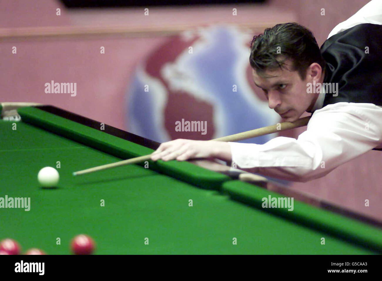Mark Davis à la table contre Stephen Hendry lors de la séance du soir aux Championnats du monde de Snooker de l'ambassade au Crucible, Sheffield. Banque D'Images
