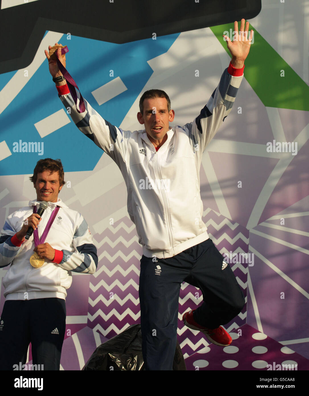 Etienne Stott (à droite) et Tim Baillie, médaillés d'or olympique de l'équipe GB, à BT London Live, dans le cadre d'une série de concerts en plein air pour célébrer les Jeux olympiques et paralympiques, à Hyde Park, dans le centre de Londres. Banque D'Images