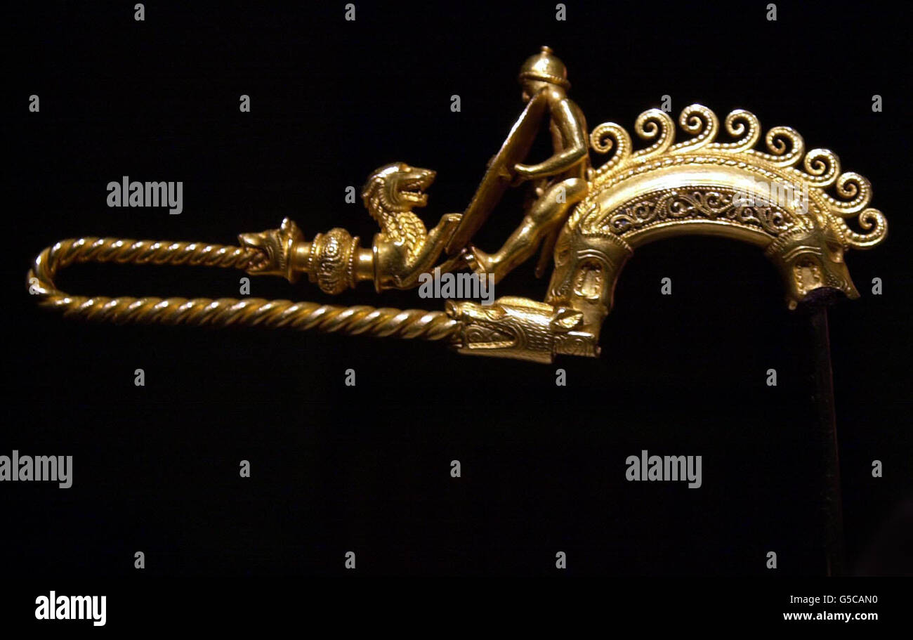 Une broche de guerrier celtique d'or qui a été acquis pour le British Museum avec l'aide du Heritage Lottery Fund et l'organisme de bienfaisance indépendant d'art le National Art Collections Fund. * la broche est du 3ème siècle avant Jésus-Christ et a été achetée chez Christies pour 1,121,906 aujourd'hui. Banque D'Images