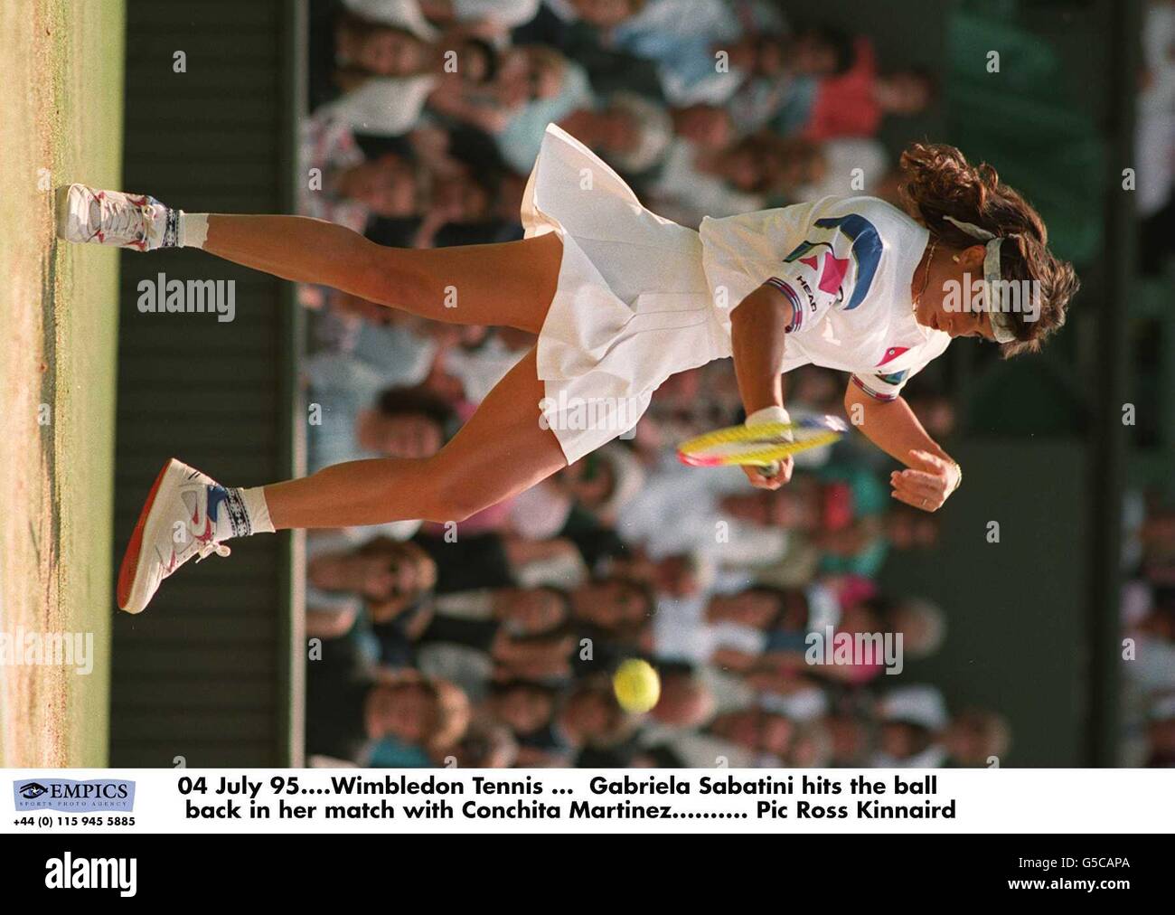 Tennis... Gabriela Sabatini touche le ballon dans son match avec Conchita Martinez Banque D'Images