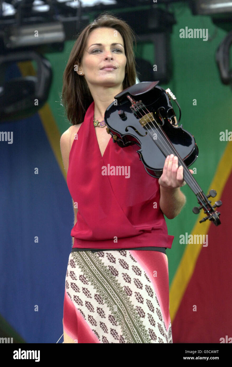 Sharon Corr, violoniste du groupe pop irlandais The Corrs, se présentant sur scène au concert de la Journée de la liberté en Afrique du Sud à Trafalgar Square, Londres, auquel a assisté l'ancien président Nelson Mandela. Banque D'Images