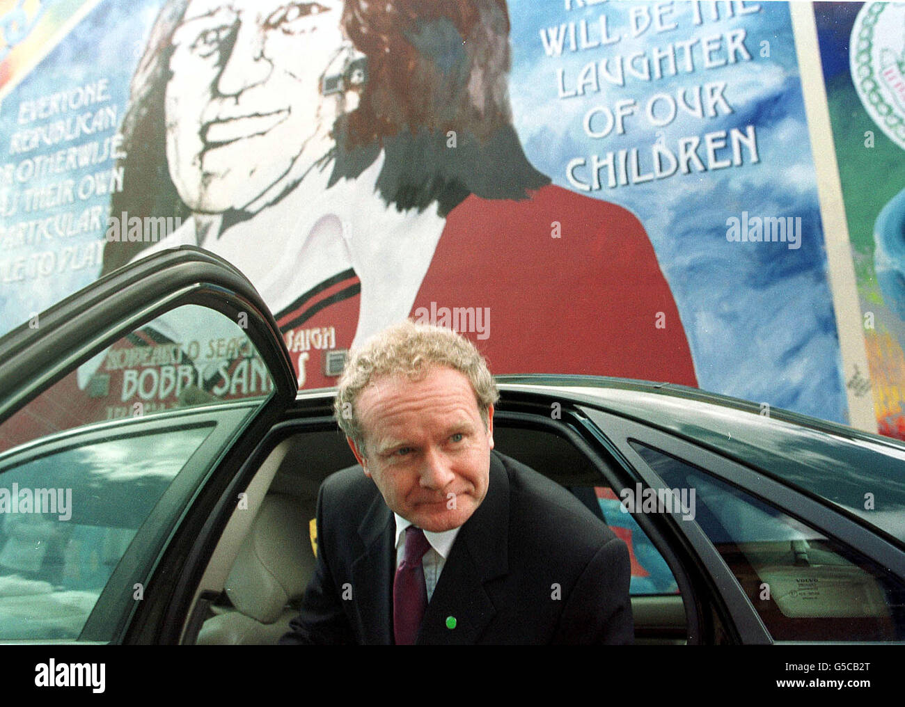 Le ministre de l'éducation de l'Irlande du Nord et membre de Sinn Fein, Martin McGuinness, quittent la conférence de presse de Belfast sur la route Falls à Belfast Ouest. McGuinness doit dire à l'enquête Saville qu'il était un chef de l'IRA le dimanche sanglant à Londonderry en janvier 1972. * quand les parachutistes britanniques ont abattu 14 catholiques. M. McGuinness, député de Mid Ulster, a déclaré qu'il ne serait pas approprié à ce stade de discuter de sa déclaration à l'enquête. Il est entendu qu'il a l'intention d'admettre qu'il est le numéro 2 de l'IRA à Derry le jour de la fusillade, mais qu'il niera catégoriquement les Provisionals ouverts Banque D'Images