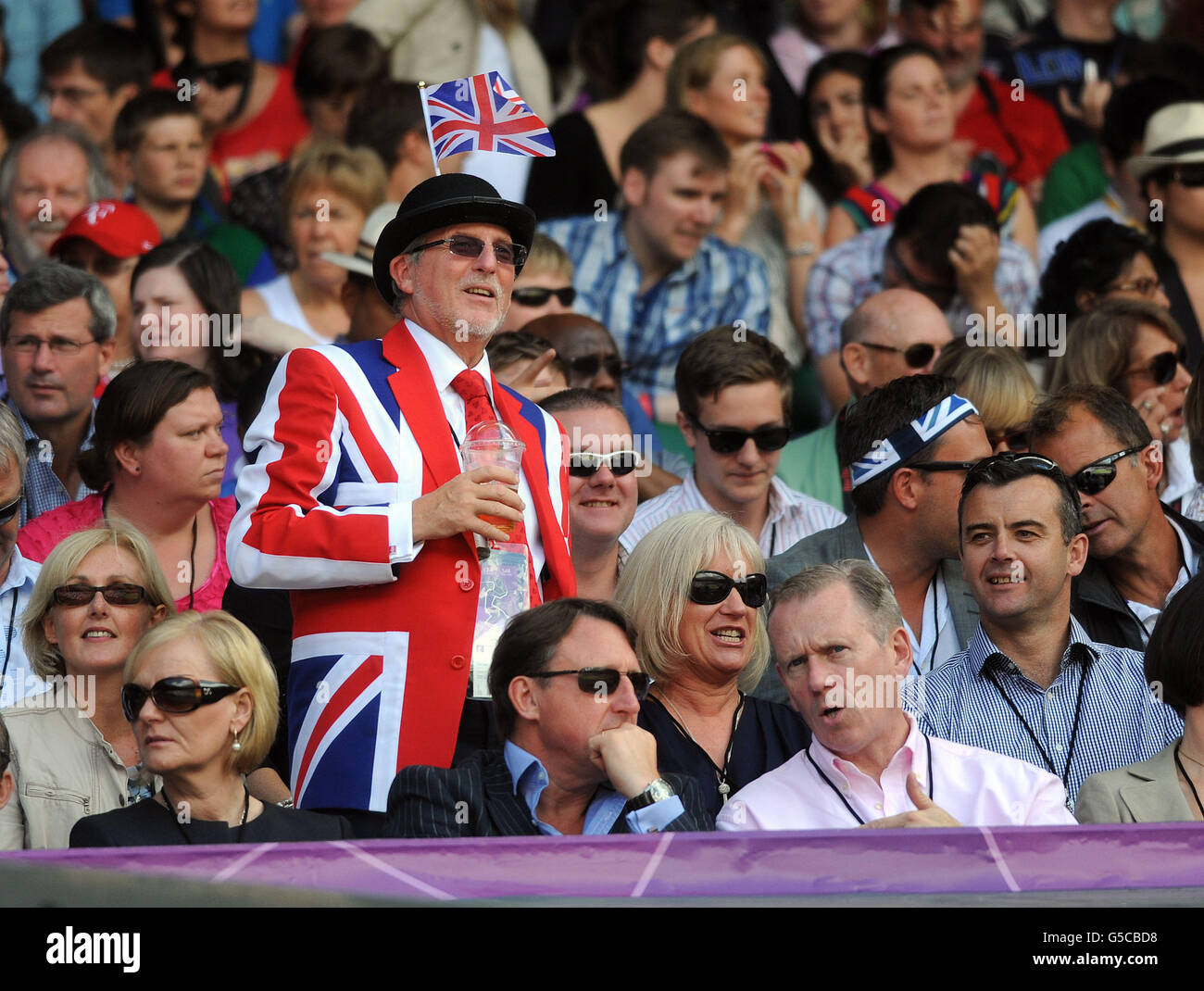 Un fan britannique boit une pinte de bière sur le Center court lors du  match final d'Andy Murray en Grande-Bretagne lors des singles pour hommes  au terrain de tennis olympique de Wimbledon