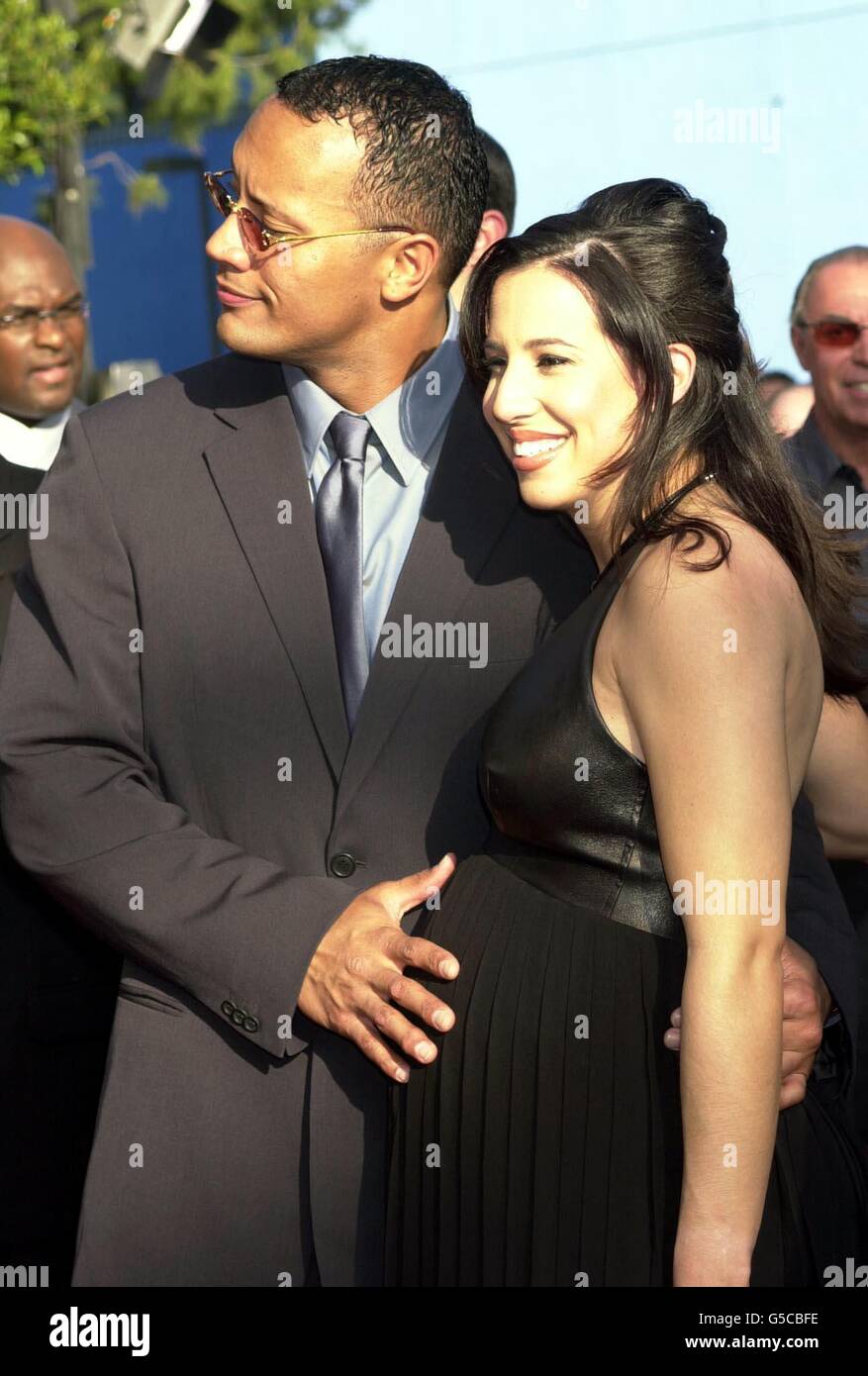 L'acteur et ancien lutteur Dwayne Johnson aka The Rock avec sa femme Dani arrive pour la première mondiale de son dernier film The Mummy Returns à l'amphithéâtre Universal Studios, Los Angeles. Banque D'Images
