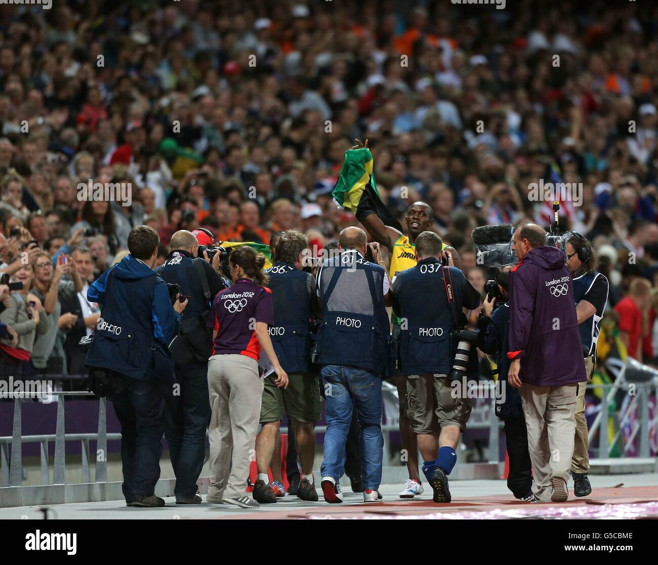 Jeux Olympiques de Londres - jour 9.Usain Bolt en Jamaïque célèbre la victoire de la finale du 100m masculin au stade olympique le neuf jour des Jeux Olympiques de Londres 2012. Banque D'Images