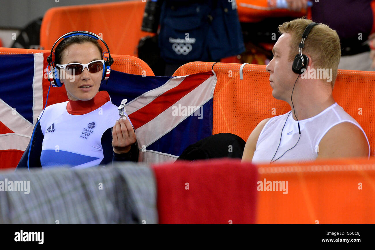 Victoria Pendleton et Sir Chris Hoy (à droite), en Grande-Bretagne, avant la séance de soirée des compétitions de cyclisme sur piste au Velodrome dans le parc olympique de Londres, le onzième jour des Jeux Olympiques de Londres 2012. Banque D'Images