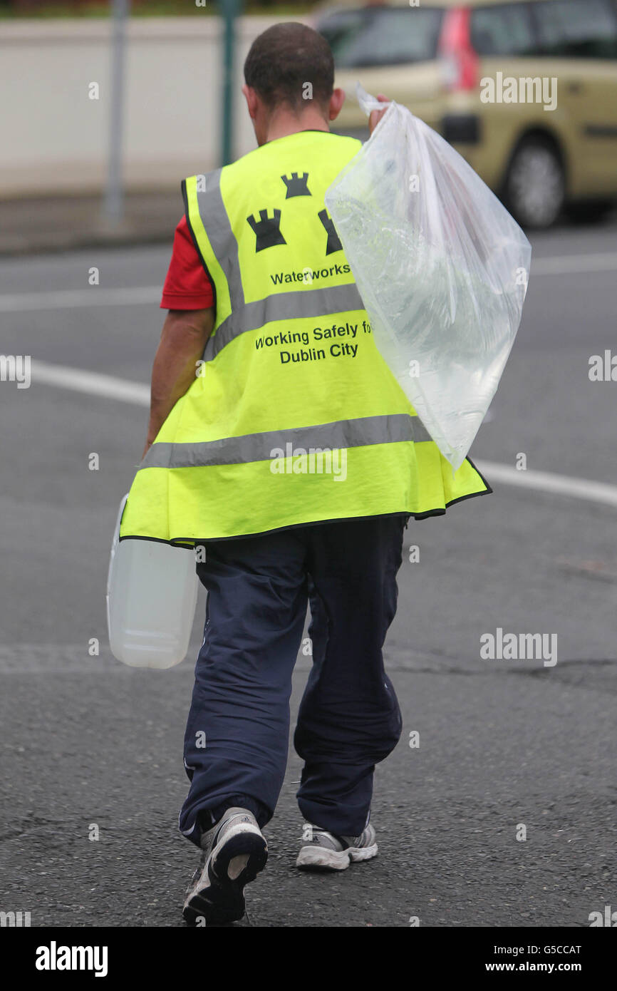Les employés du conseil municipal de Dublin distribuent de l'eau aux résidents de la région de Clontarf, qui a été touchée par une peur environnementale dans les approvisionnements publics. Banque D'Images