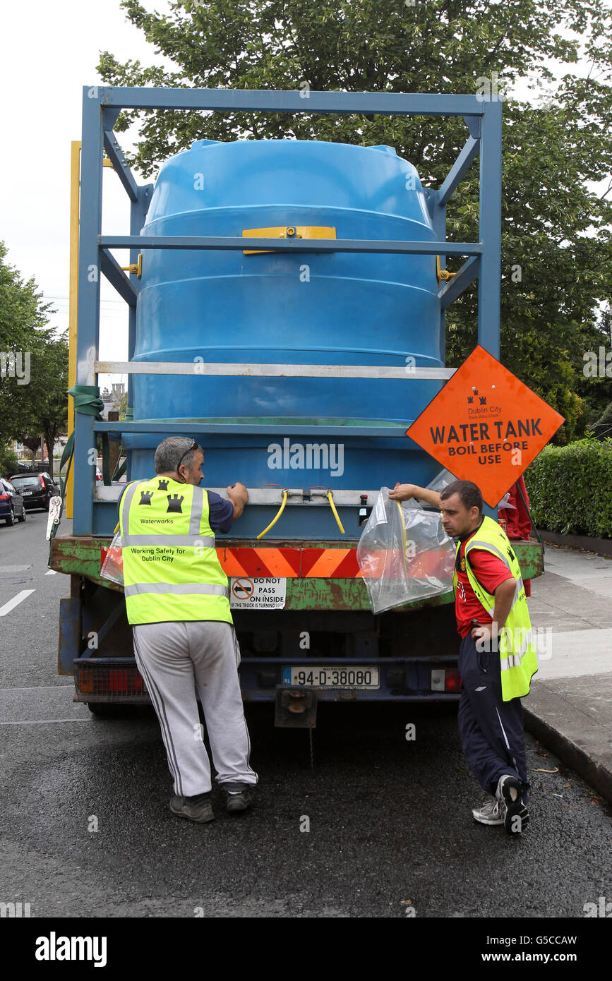 Les employés du conseil municipal de Dublin distribuent de l'eau aux résidents de la région de Clontarf, qui a été touchée par une peur environnementale dans les approvisionnements publics. Banque D'Images