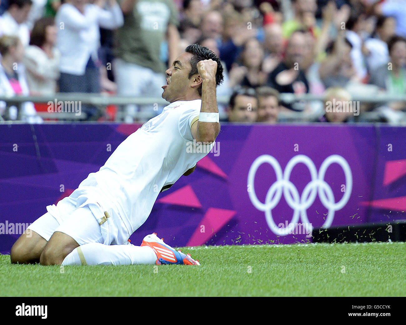 Le Mexique Marco Fabian célèbre avoir marqué un but, lors de la demi-finale de football pour Homme au stade de Wembley. Banque D'Images