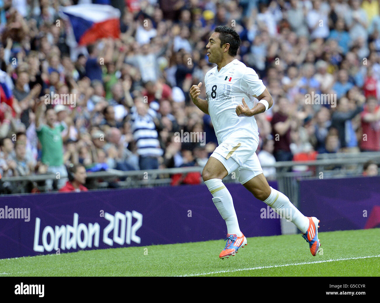 Le Mexique Marco Fabian célèbre avoir marqué un but, lors de la demi-finale de football pour Homme au stade de Wembley. Banque D'Images