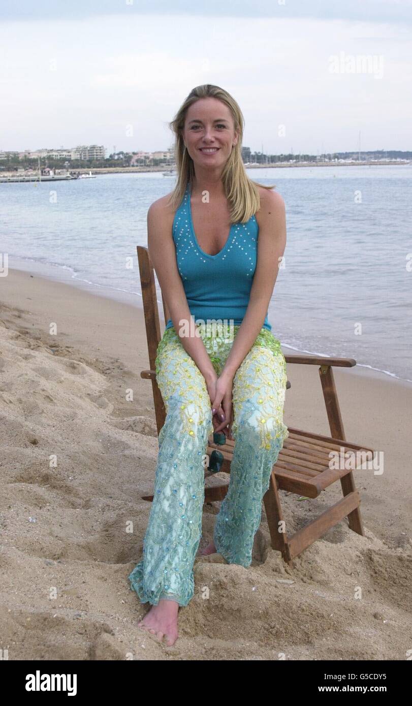 soap-star-tamzin-outhwaite-enjoys-the-beach-at-cannes-banque-de