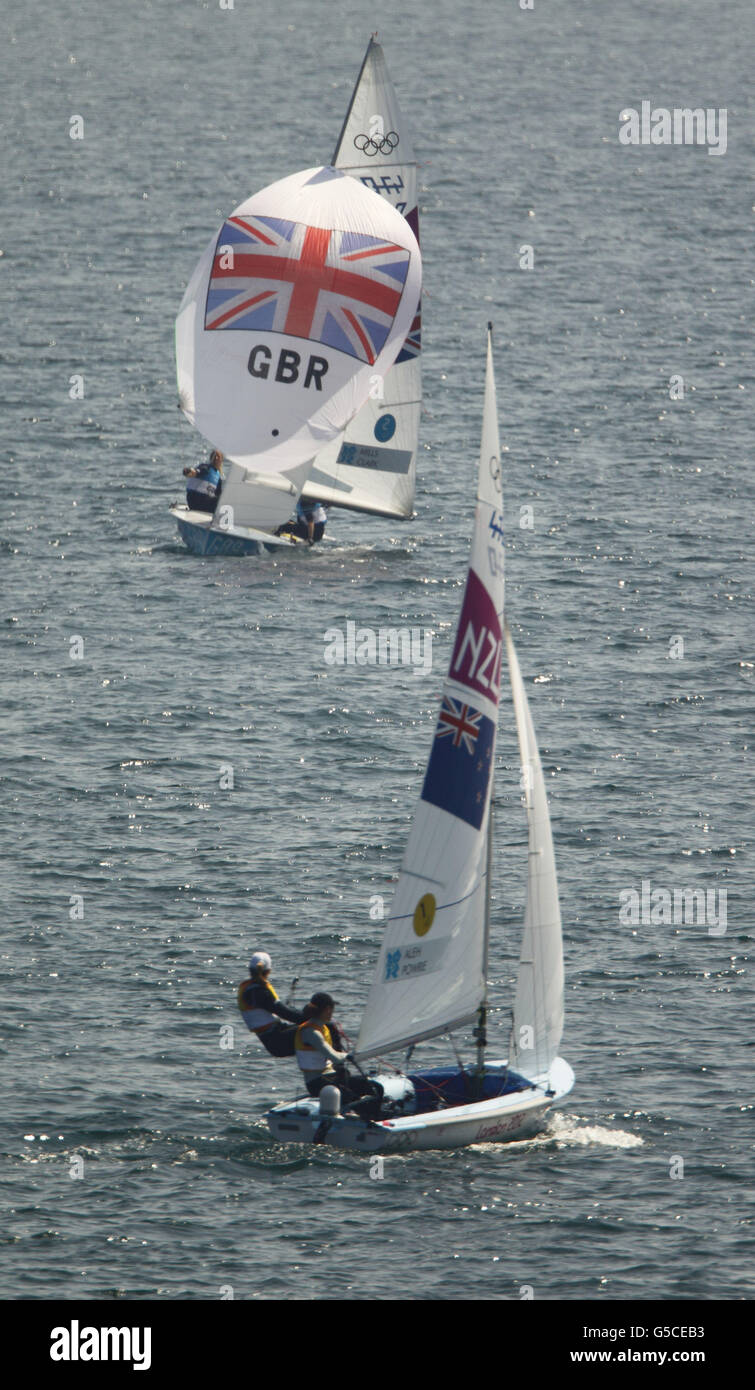 Hannah Mills et Saskia Clark, médaillés d'argent de Grande-Bretagne (en haut), poursuivent l'équipe de JO Aleh et Olivia Powrie, lauréate de la médaille d'or de la Nouvelle-Zélande, lors de la médaille Racel en classe féminine 470, sur le site de voile des Jeux olympiques de Weymouth et de Portland. Banque D'Images