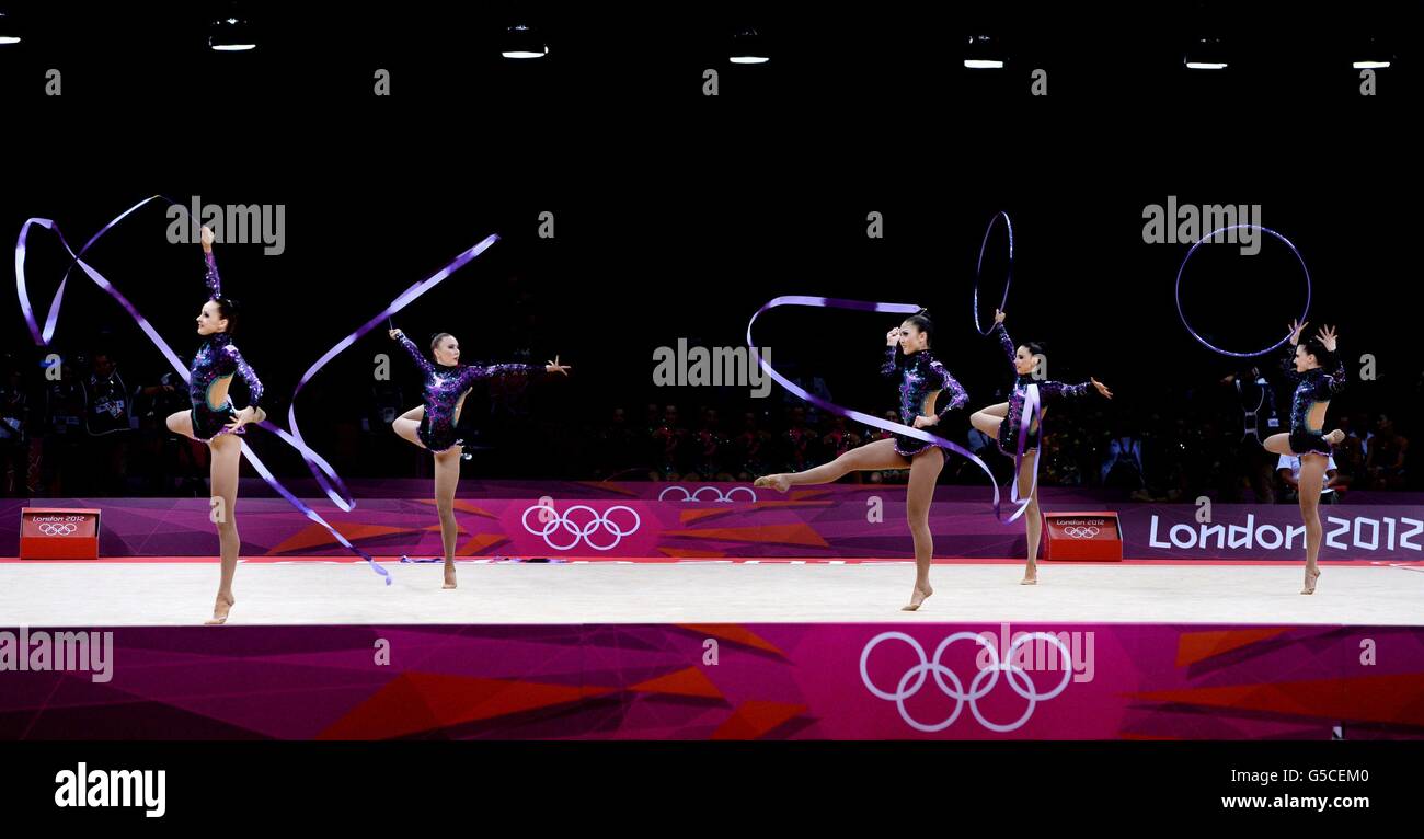 La Grande-Bretagne rivalisent avec trois rubans et deux cerceaux lors de la qualification du groupe Gymnastic rythmique à Wembley Arena, Londres Banque D'Images