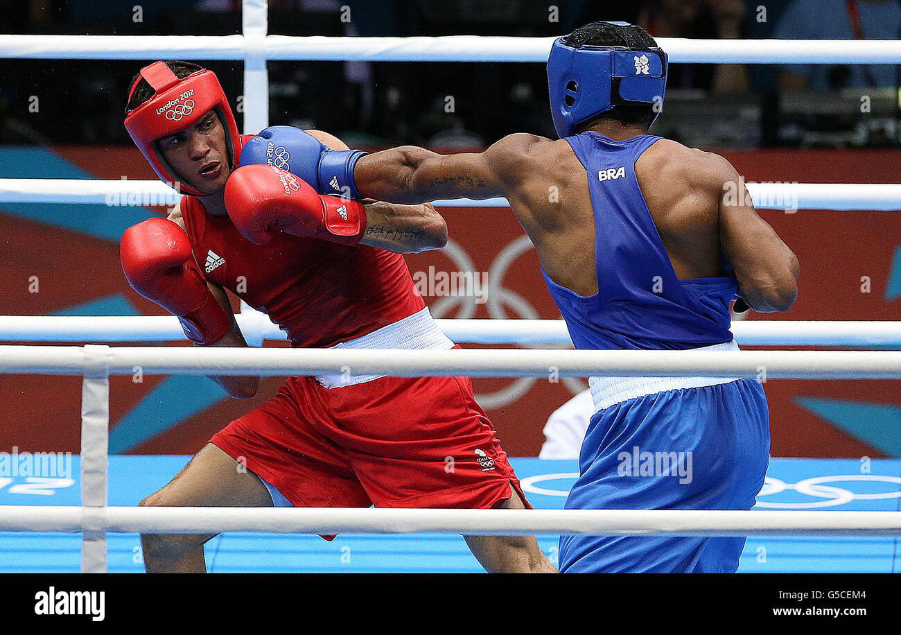 Anthony Ogogo (à gauche) en action contre Esquiva Falcao Florentino au Brésil dans leur combat de poids moyen de boxe masculine de 75 kg à l'Excel Arena de Londres pendant les Jeux Olympiques de Londres 2012 Banque D'Images