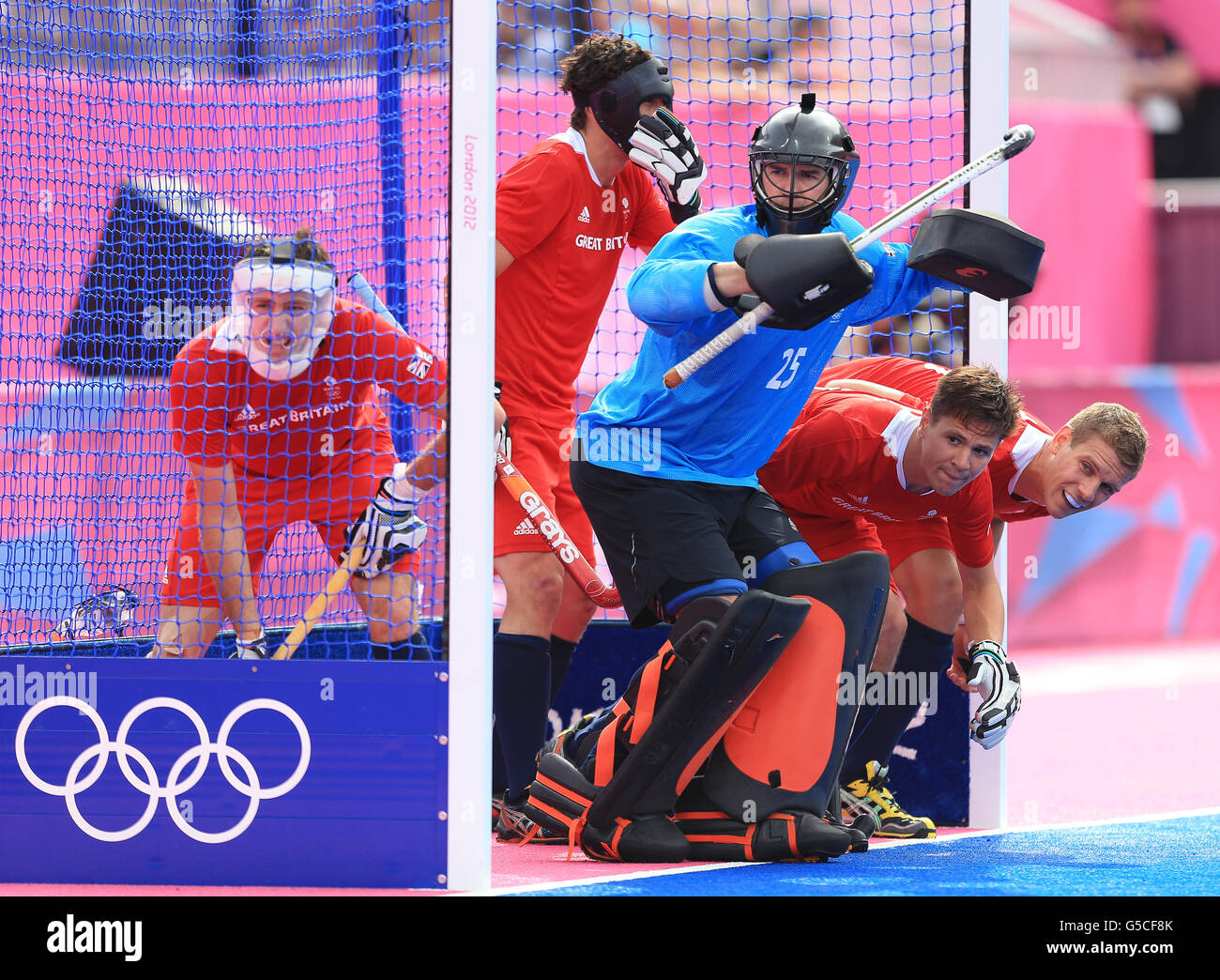 Les défenseurs et gardien de but de la Grande-Bretagne Barry Middleton sont prêts à défendre un coin court lors du match de médaille de bronze des hommes de hockey au Centre de hockey dans le Parc olympique, le 15 jour des Jeux Olympiques de Londres 2012. Banque D'Images