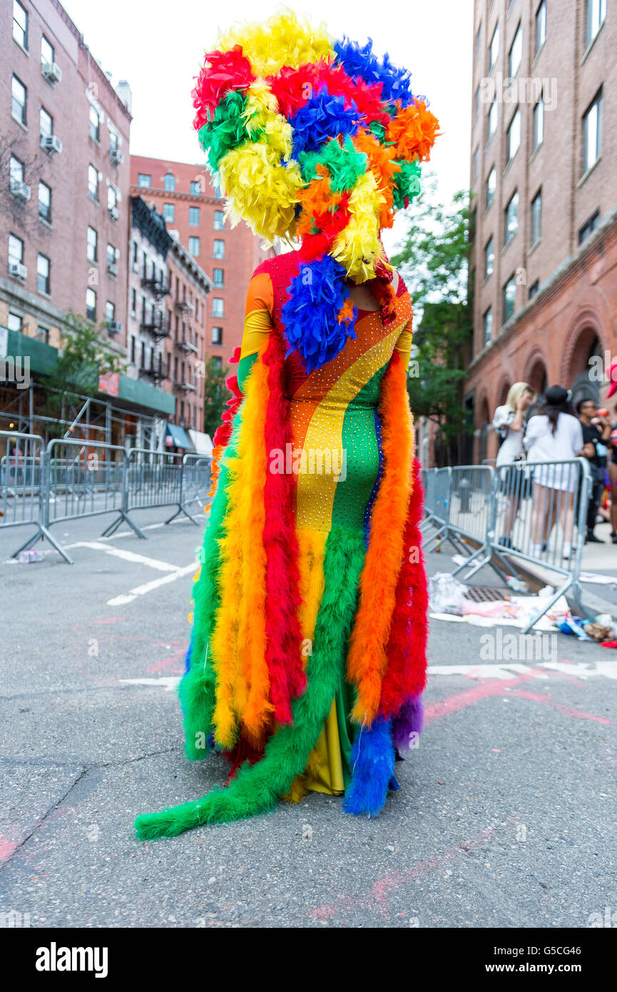 En drag queen costume spectaculaire avec toutes les couleurs de l'arc en ciel se trouve dans la rue au cours de la gay pride parade annuelle dans NYC Banque D'Images