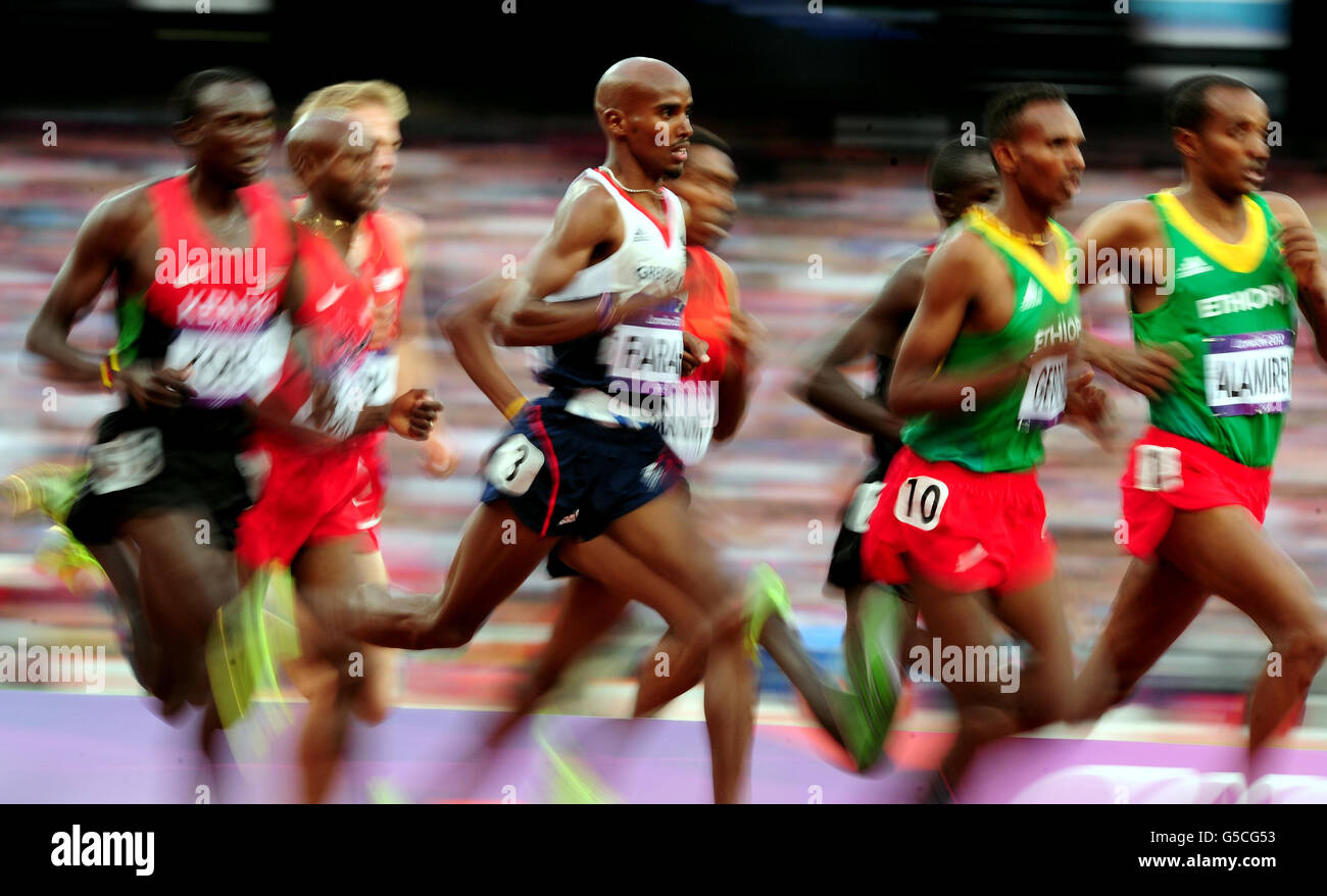 Grande-Bretagne Mo Farah sur la voie de la victoire dans la finale masculine de 5000m le quinze jour des Jeux Olympiques de Londres dans le stade olympique, Londres. Banque D'Images