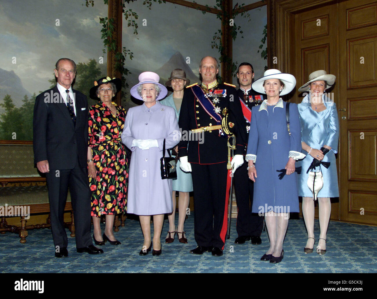 La reine Elizabeth II de Grande-Bretagne et le duc d'Édimbourg arrivent au Palais Royal d'Oslo pour une visite officielle de deux jours en Norvège. De gauche à droite : le duc d'Édimbourg, la princesse Astrid, la reine Elizabeth, la mette-Marit Tjessem Hoiby, le roi Harald, Crownprince Haakon, la reine Sonja et la princesse Martha Louise. Banque D'Images