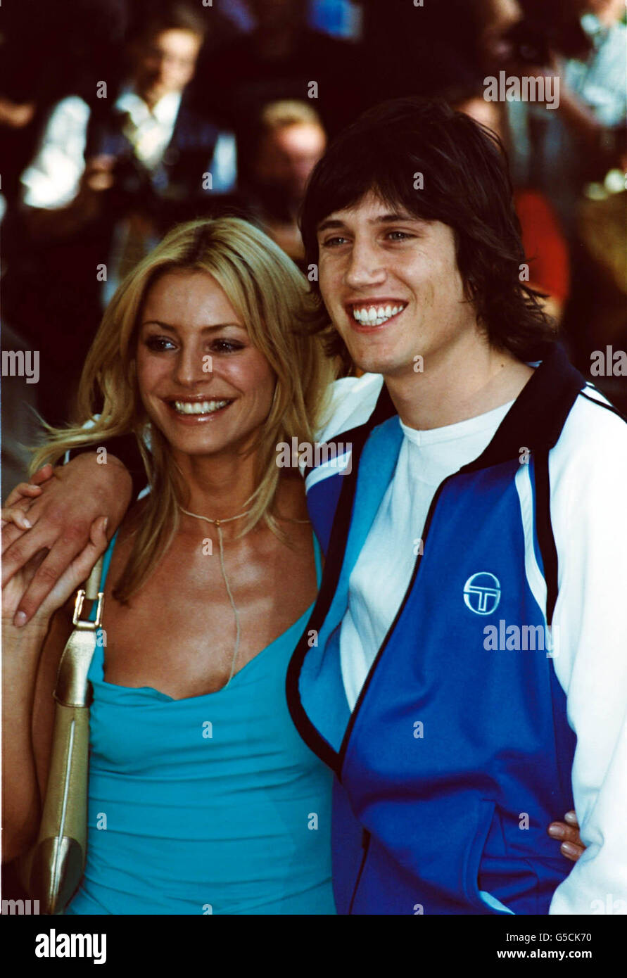 Le présentateur de télévision Vernon Kay arrive à l'Odeon, Leicester Square pour le premier Gala britannique de Pearl Harbor avec Tess Daly. Banque D'Images