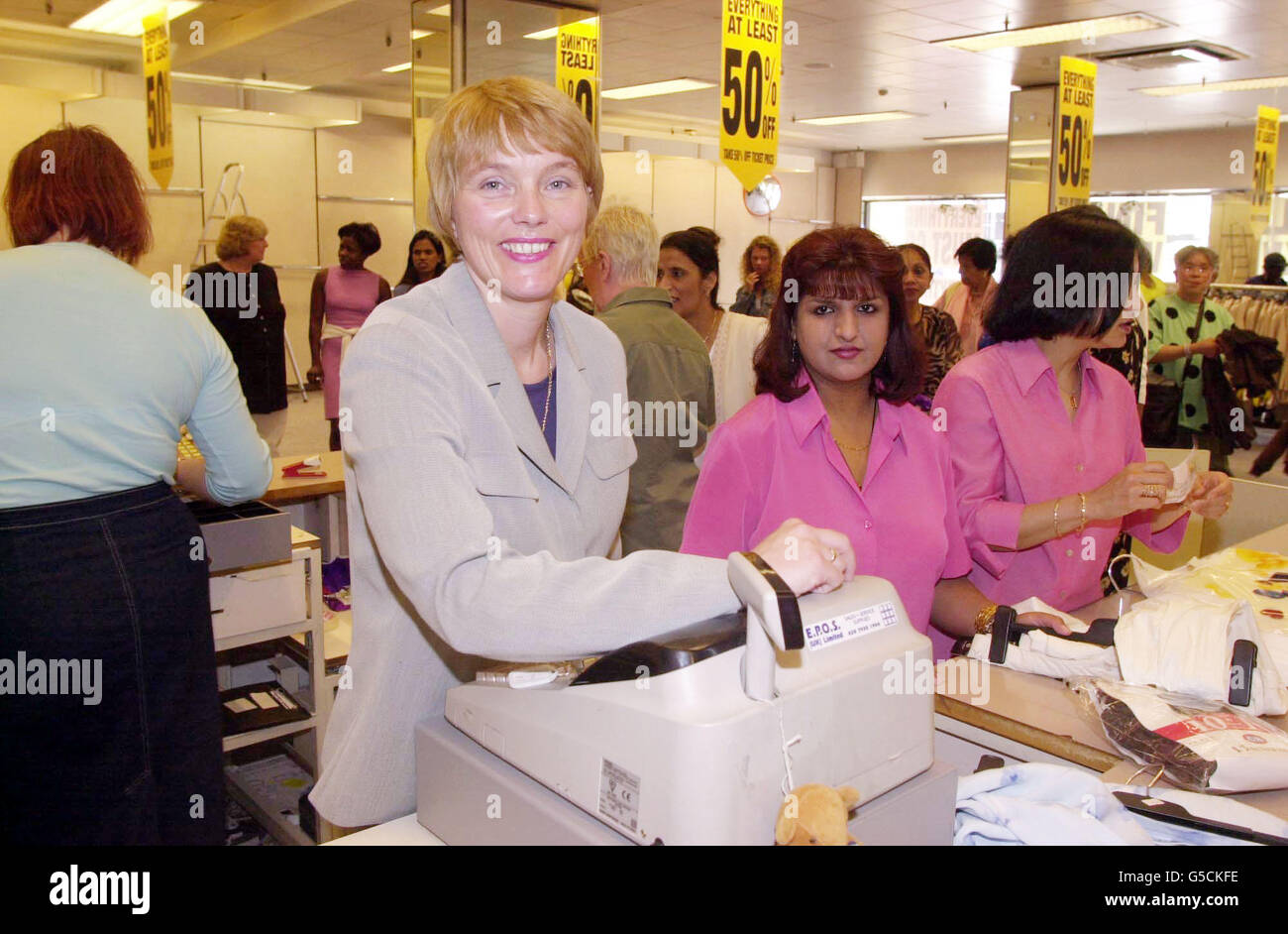 Debbie Winchester, gérant de magasin, aide à vendre les quelques vêtements restants dans l'une des deux succursales restantes de l'ancien géant de High Street C&A à Hounslow, dans l'ouest de Londres (l'autre étant à Bradford) qui mettra fin à près de 80 ans de transactions en Grande-Bretagne.* la boutique, fondée par les frères hollandais Clemens et August Brenninkmeijer, ferme pour la dernière fois au Royaume-Uni. Banque D'Images