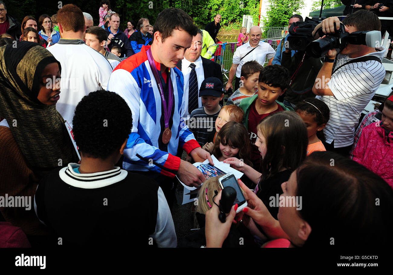 Gymnaste olympique de bronze Kristian Thomas lors d'une réception de retour au Earls Gym Club, Halesowen. Banque D'Images