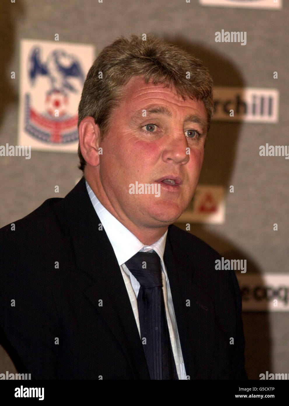 L'ancien directeur de Wigan Athletic Steve Bruce s'entretient avec les médias lors d'une conférence de presse où il a été dévoilé en tant que nouveau patron au Crystal Palace. Banque D'Images
