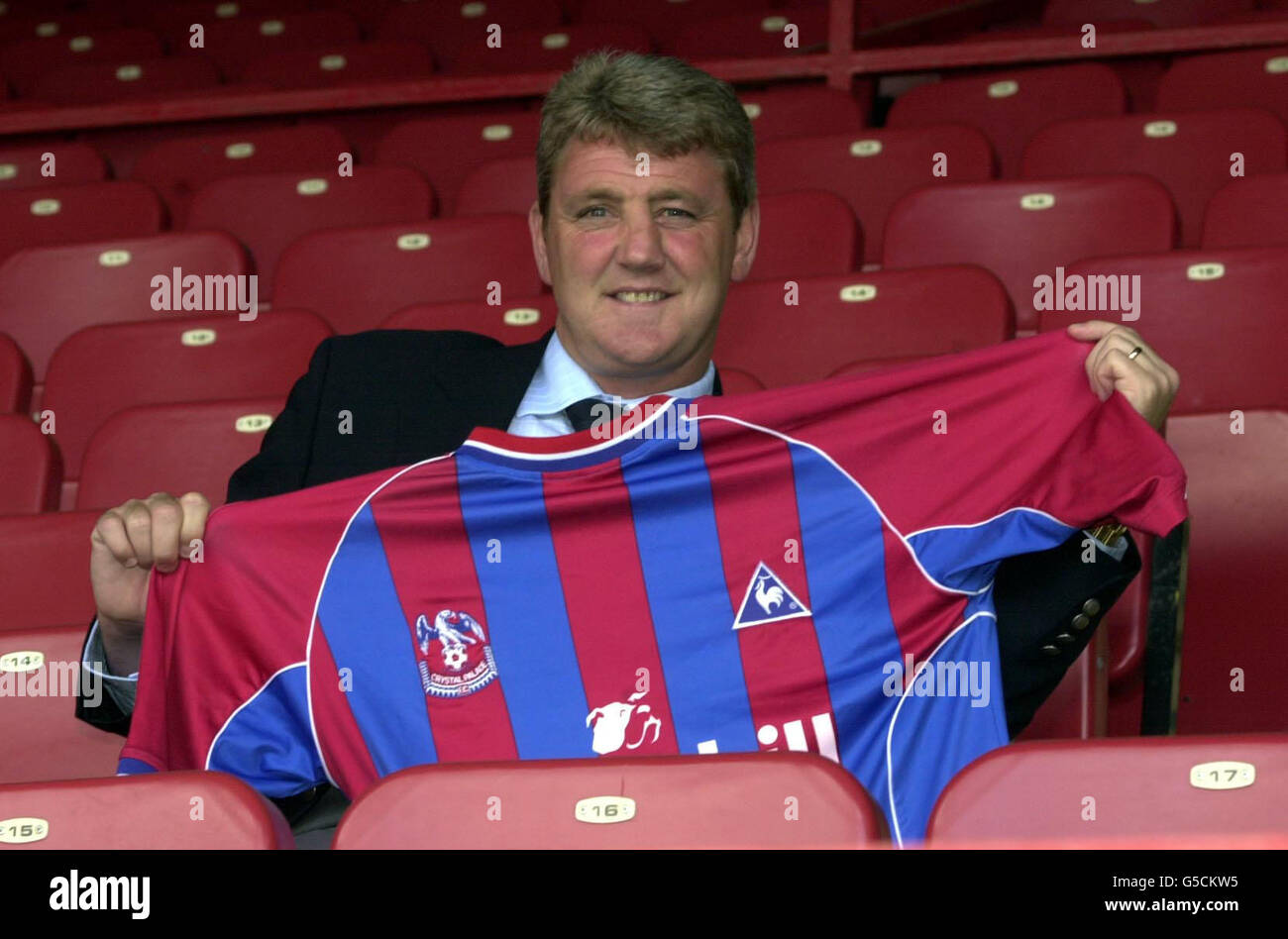 L'ancien directeur de Wigan Athletic Steve Bruce s'entretient avec les médias lors d'une conférence de presse où il a été dévoilé en tant que nouveau patron au Crystal Palace. Banque D'Images