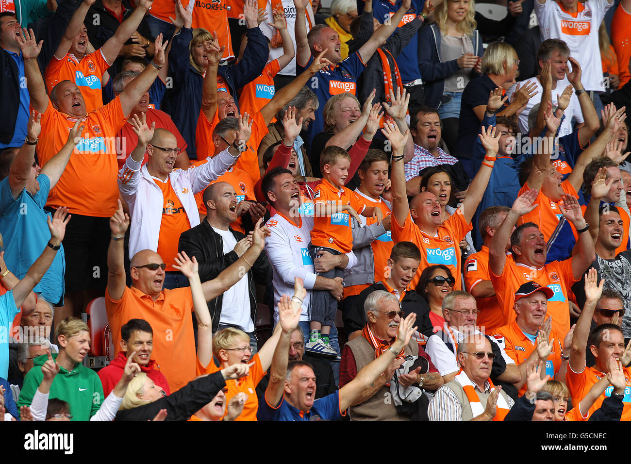 Les fans de Blackpool célébratent leur victoire lors du match de championnat de la npower football League à Bloomfield Road, Blackpool. Banque D'Images