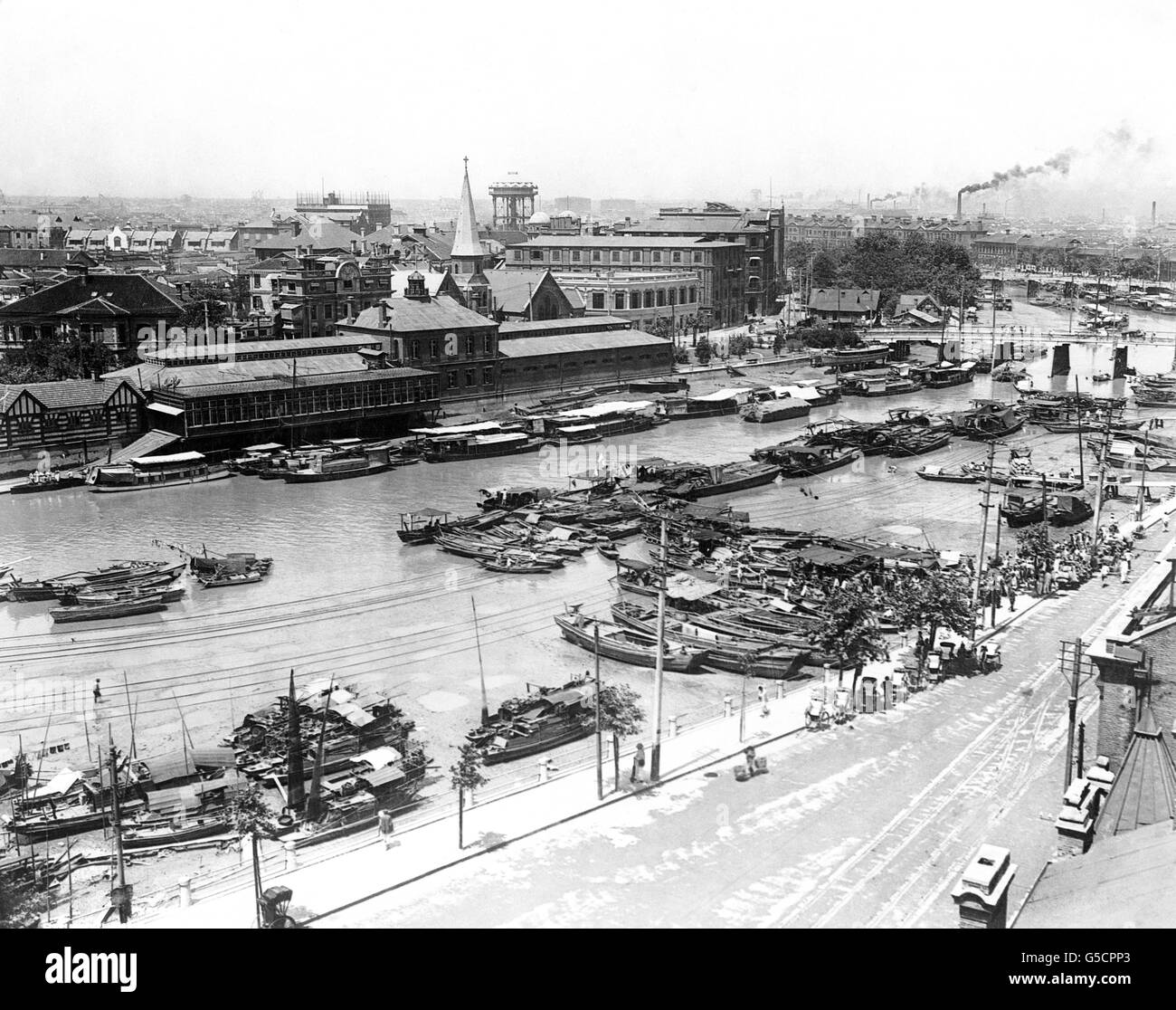 Vue générale sur la ville et le ruisseau Soochow, depuis le sommet de la maison Astor à Shanghai. Banque D'Images