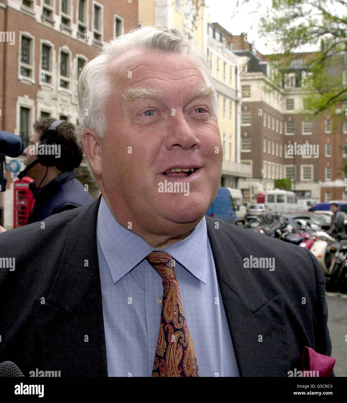 Sir Rodney Walker arrive pour une réunion sur le Stade National au siège social de FA à Soho Square, Londres. Comme une ombre de gloom est descendue sur l'avenir du stade Wembley, d'autres sites sont considérés. *Wembley est toujours le coureur d'un nouveau stade national, mais les autorités de football peuvent être forcées de regarder ailleurs ou même d'abandonner l'idée d'une maison à temps plein pour l'équipe d'Angleterre. Banque D'Images