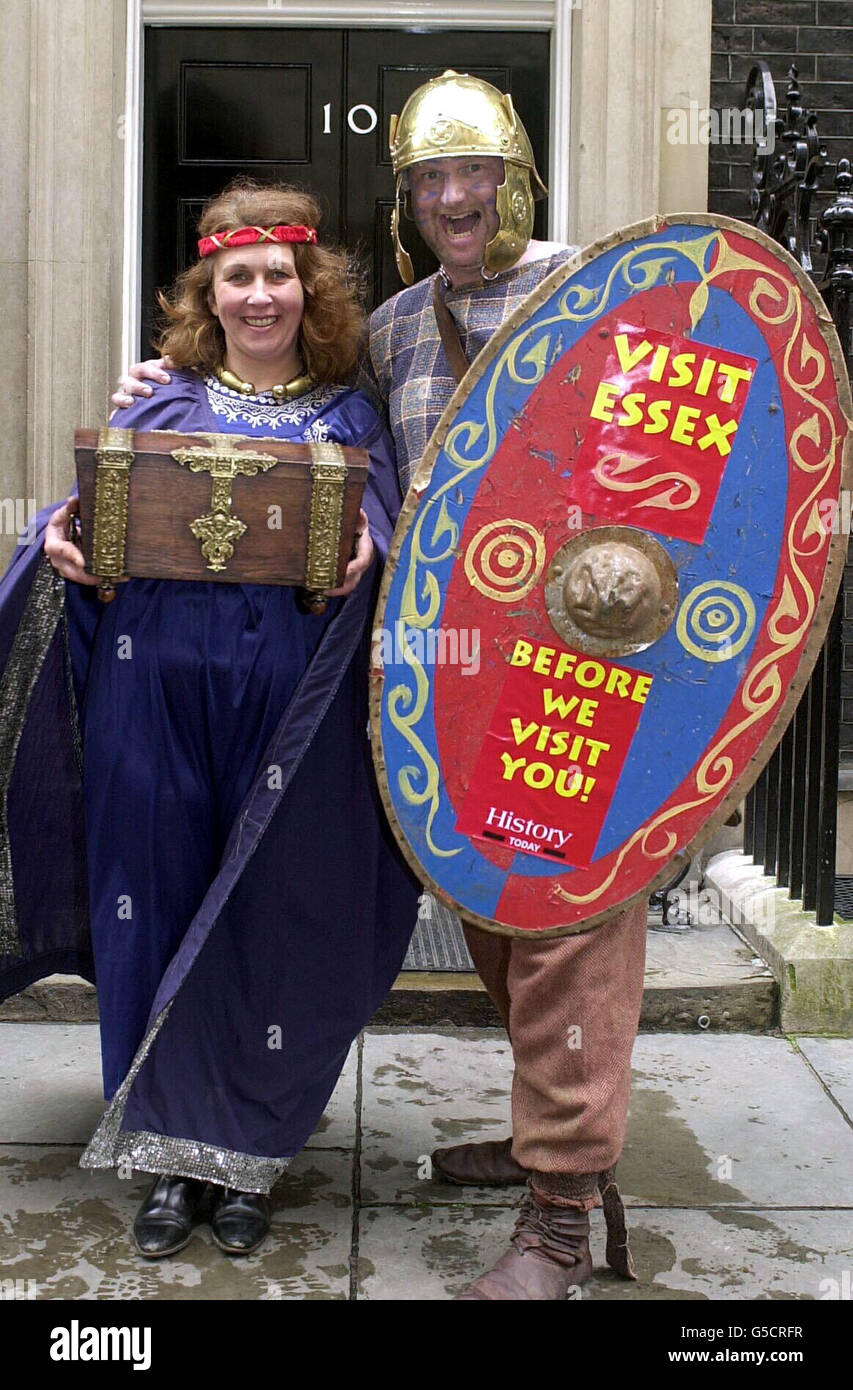 Sally Fox, vêtue de la reine Boadicea et de Dan Shadrake, habillée comme un guerrier celtique à l'extérieur de No 10 Downing Street à Londres, pour promouvoir le tourisme dans l'Essex et de lutter contre les effets de la bouche et de la pied dans la région. Banque D'Images