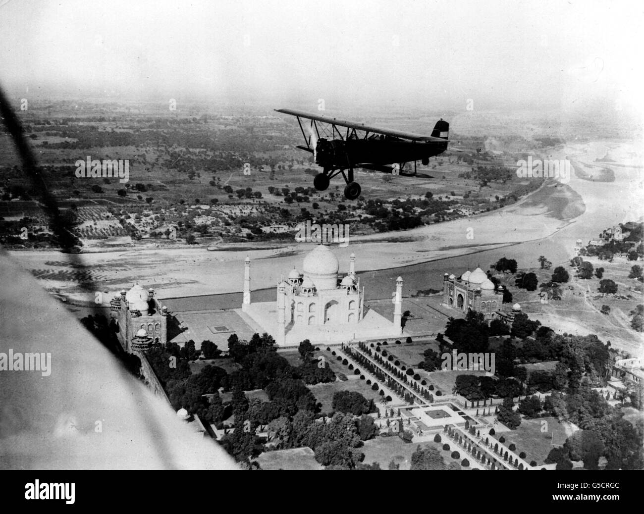 LE TAJ MAHAL 1932 : photo prise à partir d'un autre avion (de l'aile vers la gauche) montrant un avion américain survolant le célèbre Taj Mahal à Agra, dans le nord de l'Inde. Dans l'avion, Richard Halliburton, l'auteur, et Moye Stephens, qui font un voyage lent du monde par avion. Banque D'Images
