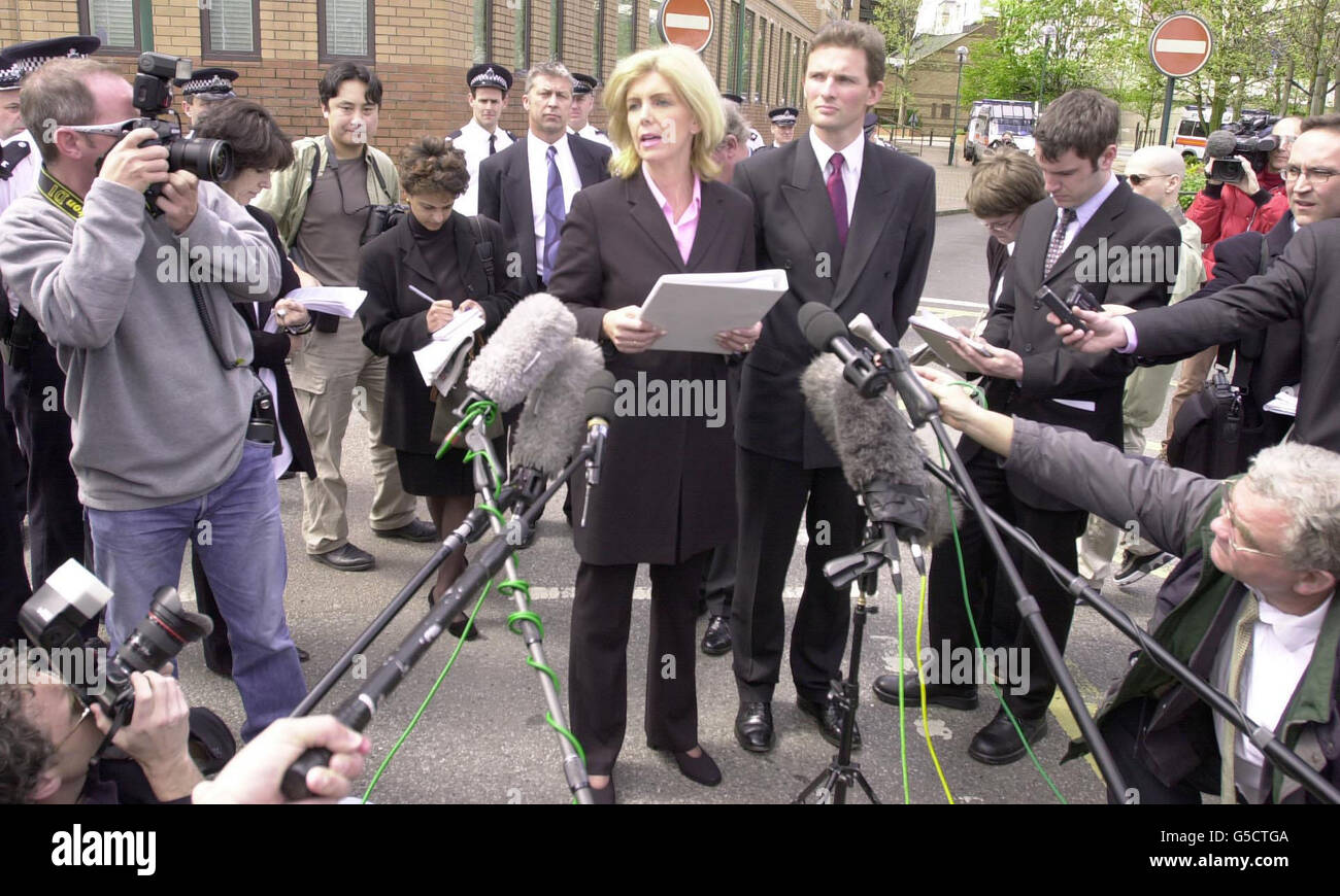 Ronnie Biggs avocat, Jane Wearing (centre) parlant aux médias en attente à l'extérieur de West London Magistrates'. Biggs s'était empagé dans le tribunal avec l'aide d'un bâton de marche et s'était tenu impassivement dans le quai. * il n'a pas été inculpé d'infraction, le juge de district Tim Workman n'a qu'à être convaincu qu'il était la personne nommée dans un mandat d'arrêt délivré après son évasion. On a demandé au fugitif de s'identifier et de confirmer sa date de naissance, ainsi que s'il était la personne condamnée à Buckingham Asses en 1964 pour sa part dans le Grand vol de train. Biggs, rendu sans voix Banque D'Images