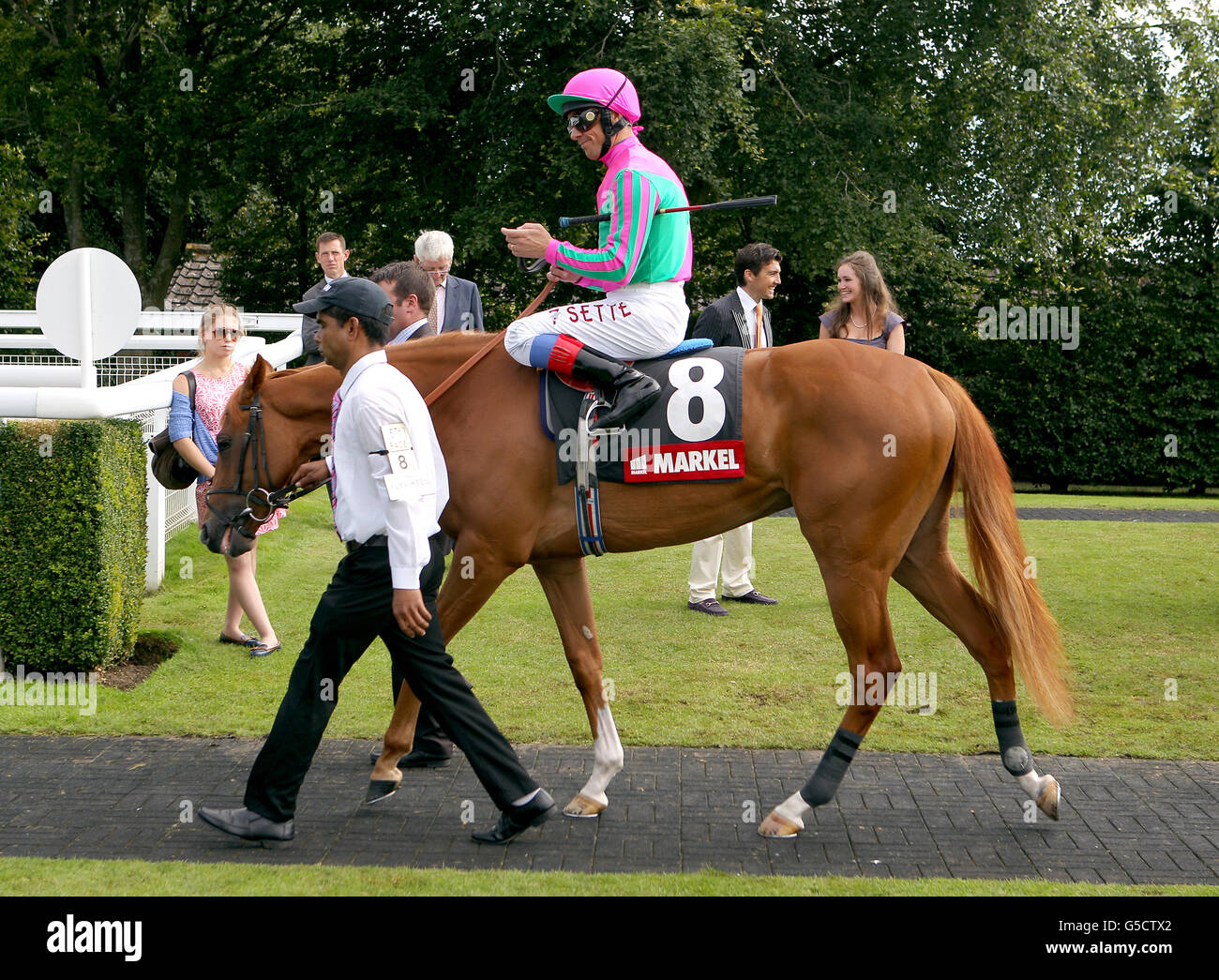 Courses hippiques - 2012 Glorious Goodwood Festival - QIPCO Sussex Stakes - Hippodrome de Goodwood.Volant monté par Frankie Dettori avant les enjeux de Markel Insurance Maiden Fillies Banque D'Images