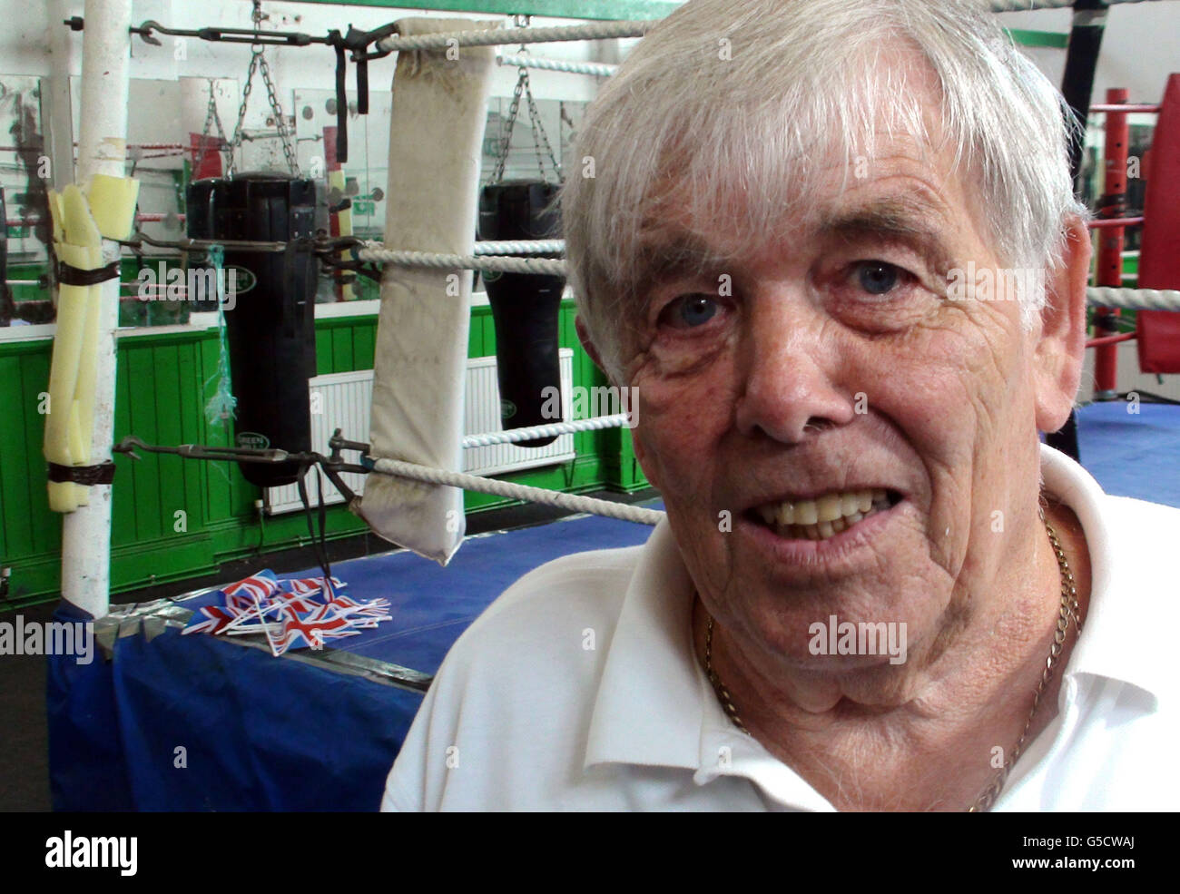 Fred Gummerson, 80 ans, l'un des entraîneurs qui a aidé à former Nicola Adams, a déclaré qu'il n'y a aucun moyen pour qu'elle permette à quelqu'un d'autre de prendre de l'or après qu'elle ait obtenu une place dans la première finale de boxe féminine olympique. Banque D'Images
